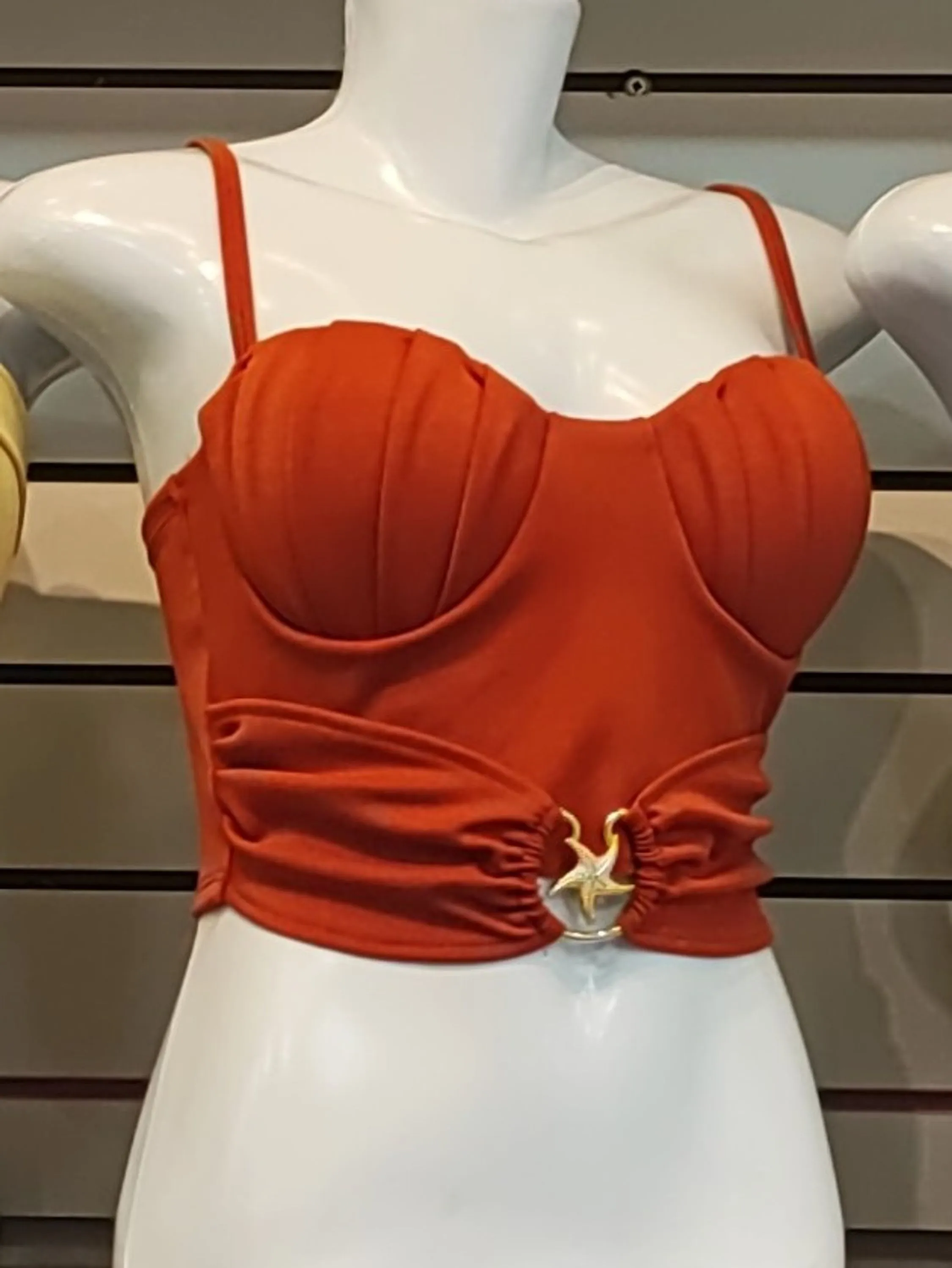 Crooped com nervura no busto e um cinto no cos