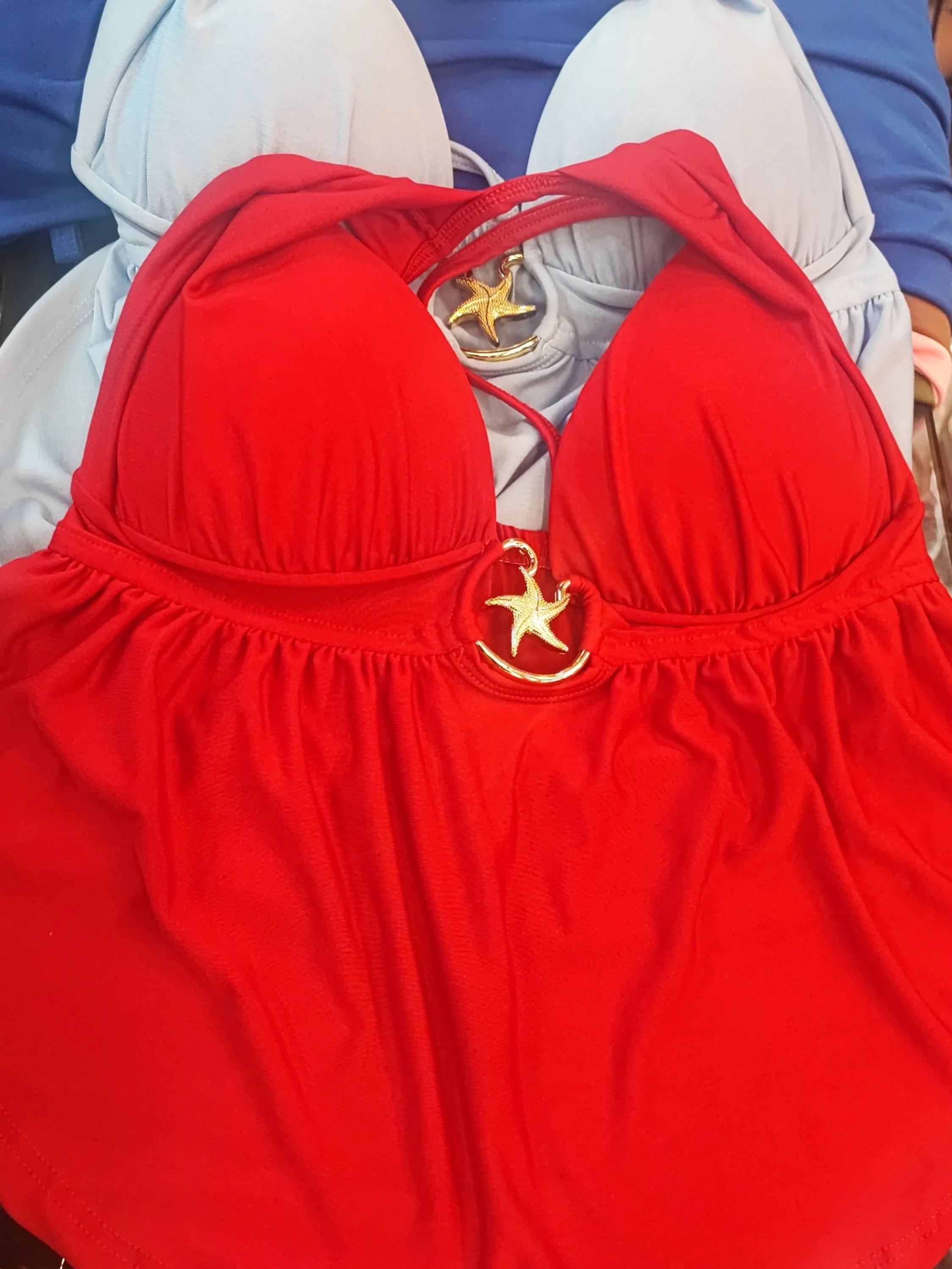 Cropped bata com detalhes no decote