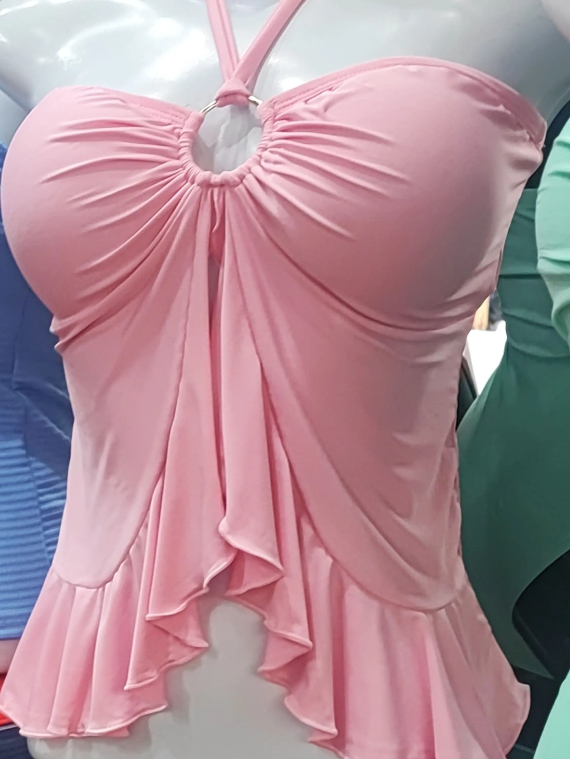 Cropped de babado e amarra no pescoço