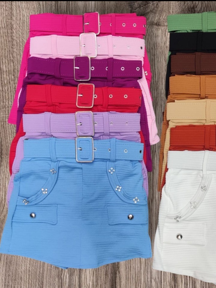 Short saia com cinto e detalhes de brilho