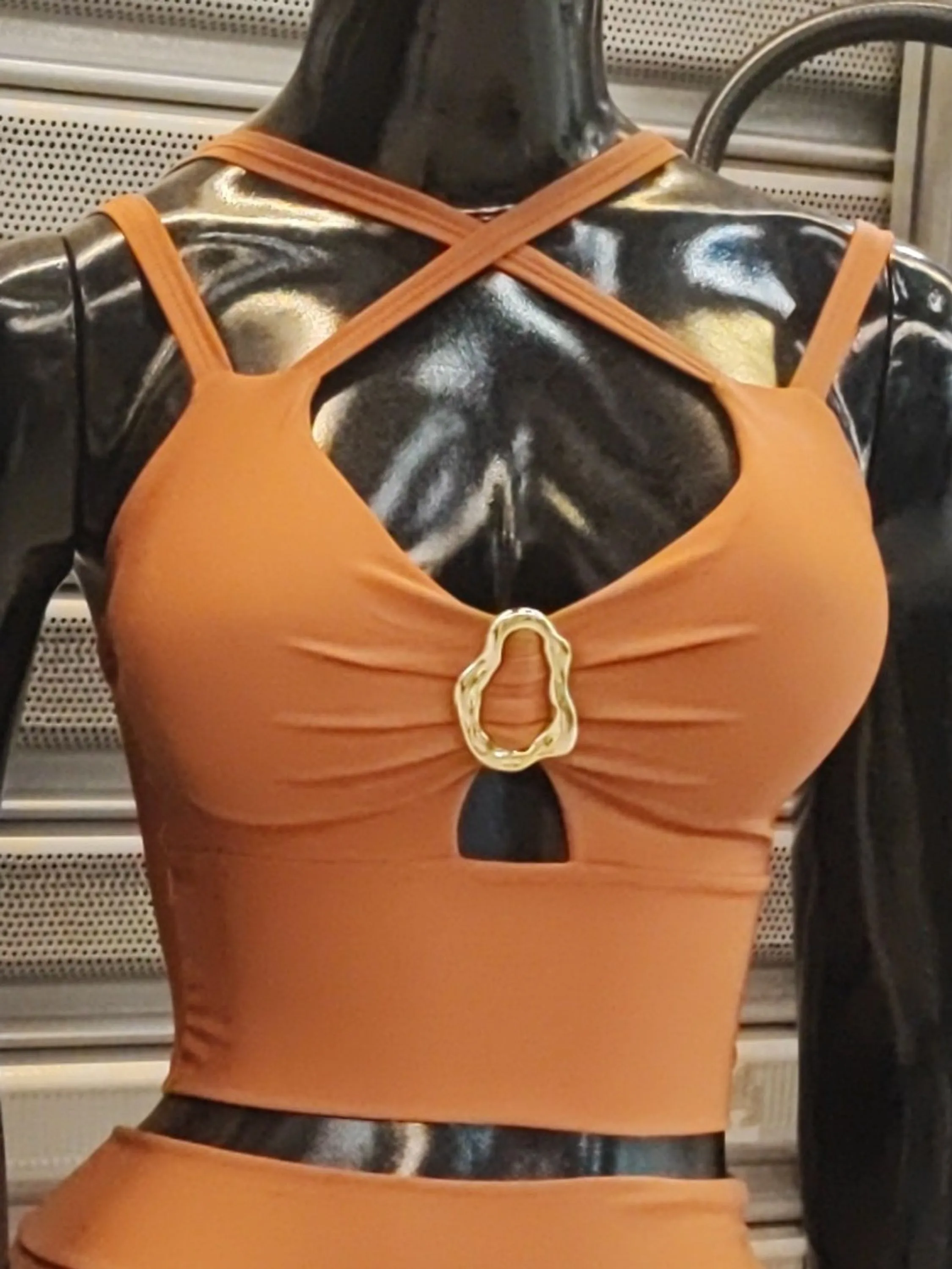 Cropped de alça cruzada e detalhes de argola busto