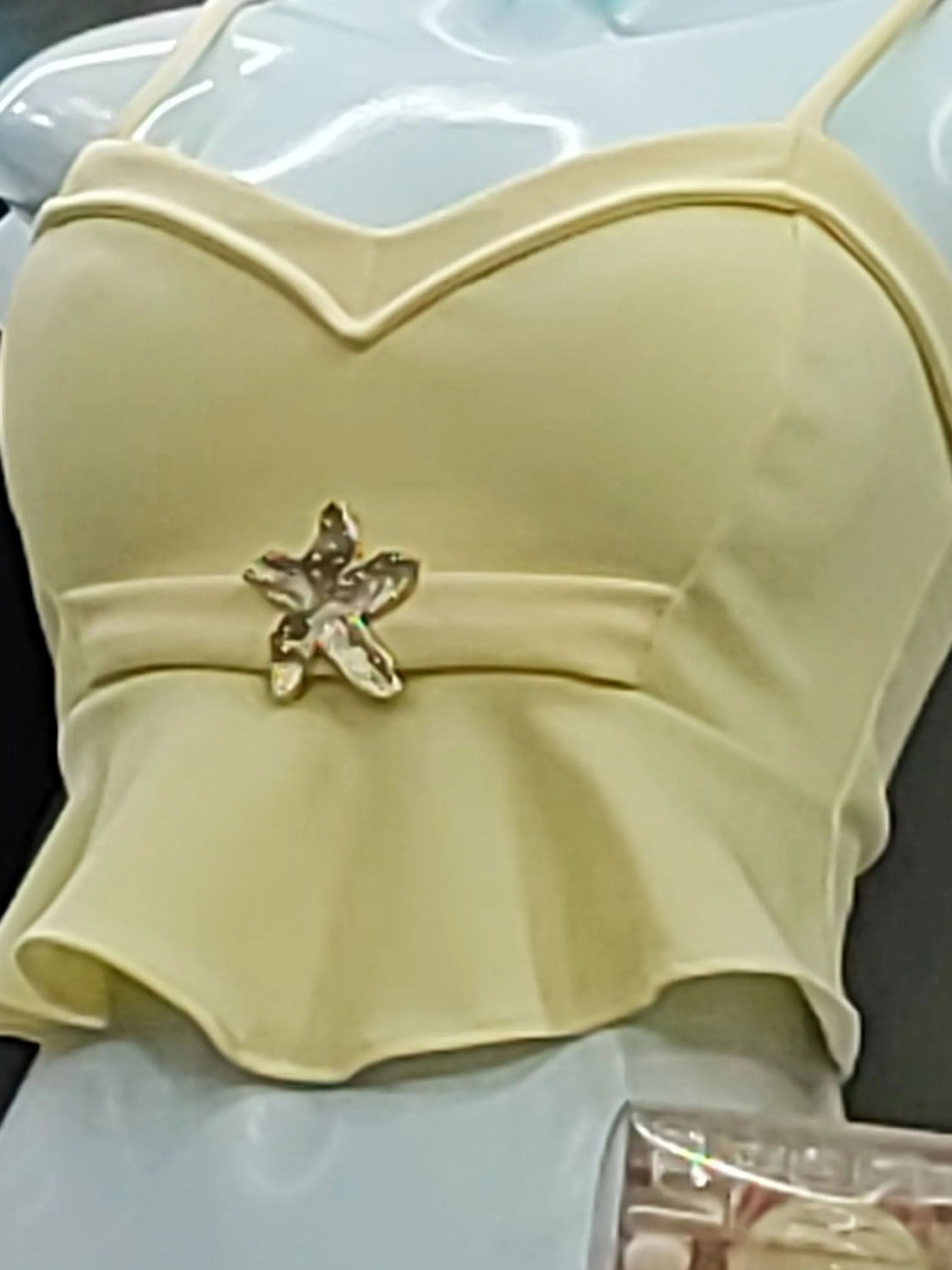 Cropped batinha e detalha no busto