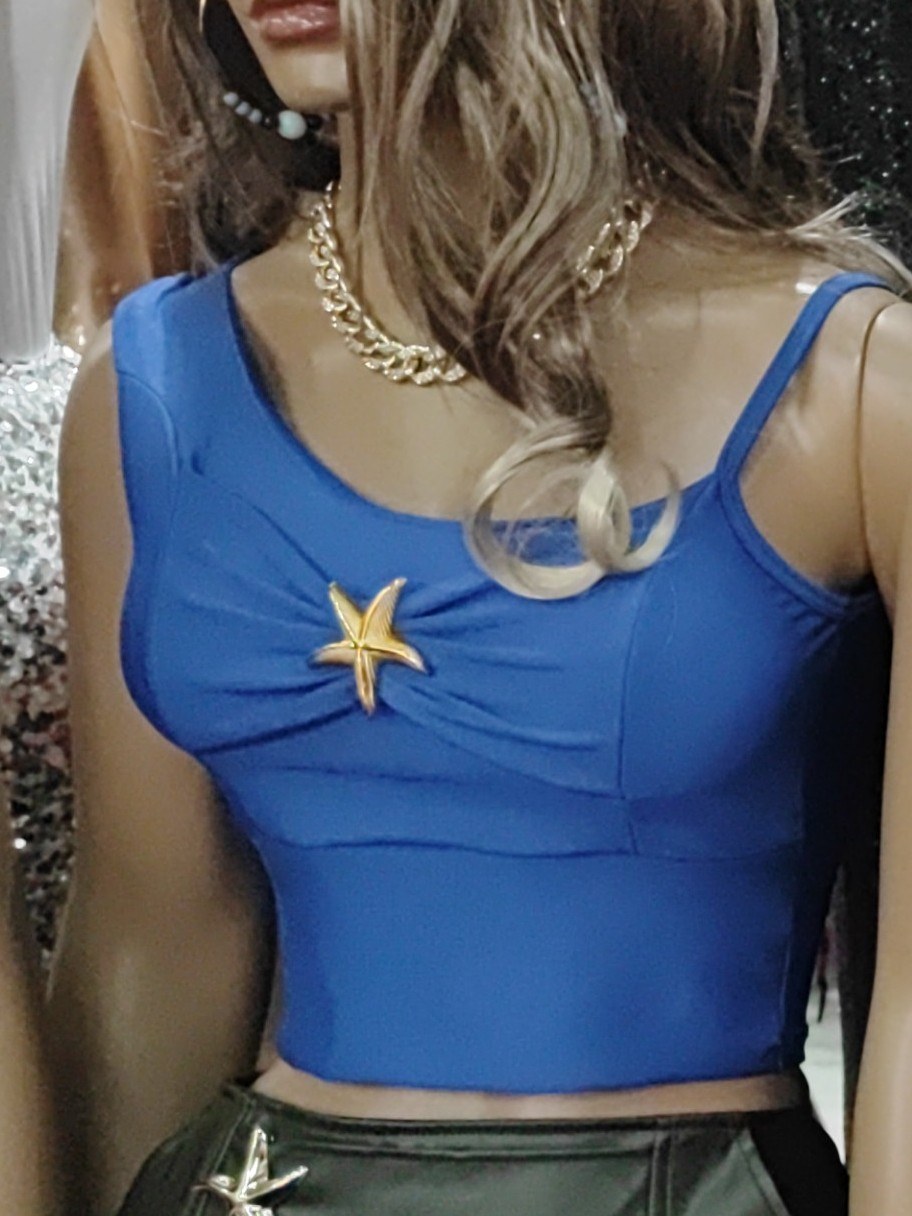 Cropped de uma manga grossa e outra fina