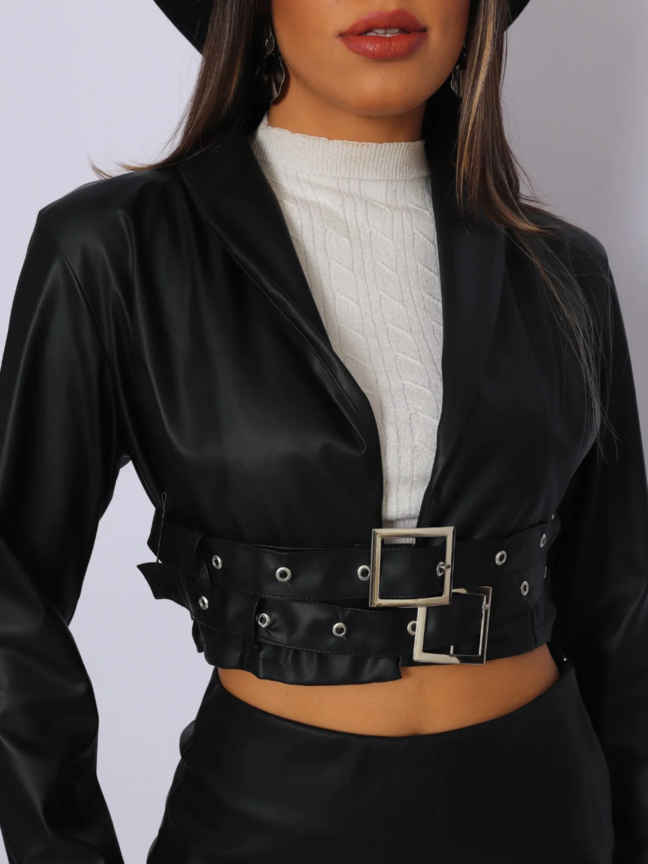 Jaqueta Cropped Couro com Fivela