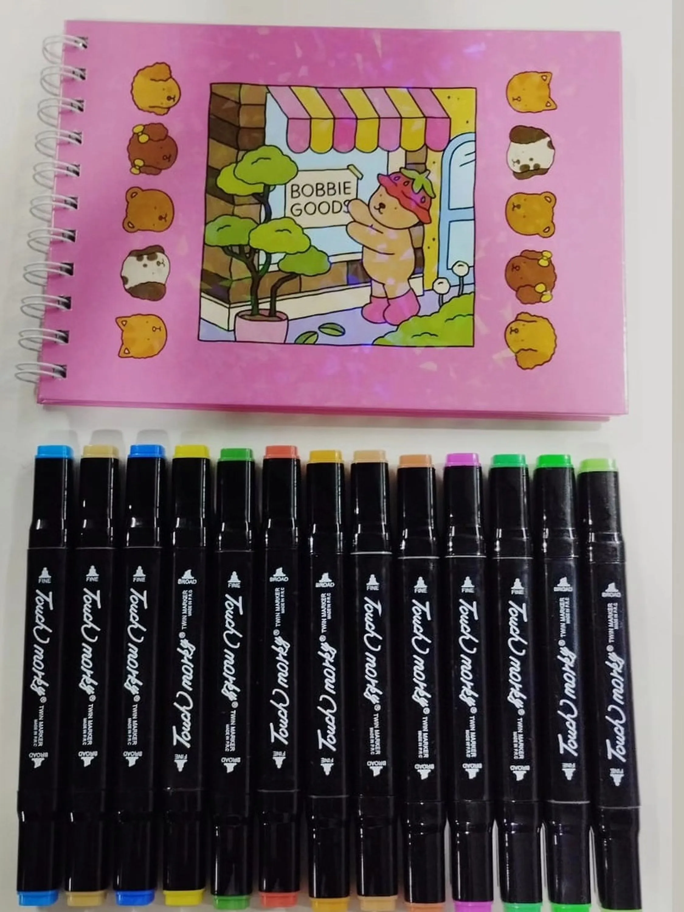 Kit Bobbie Goods com 12 Canetas e um livro