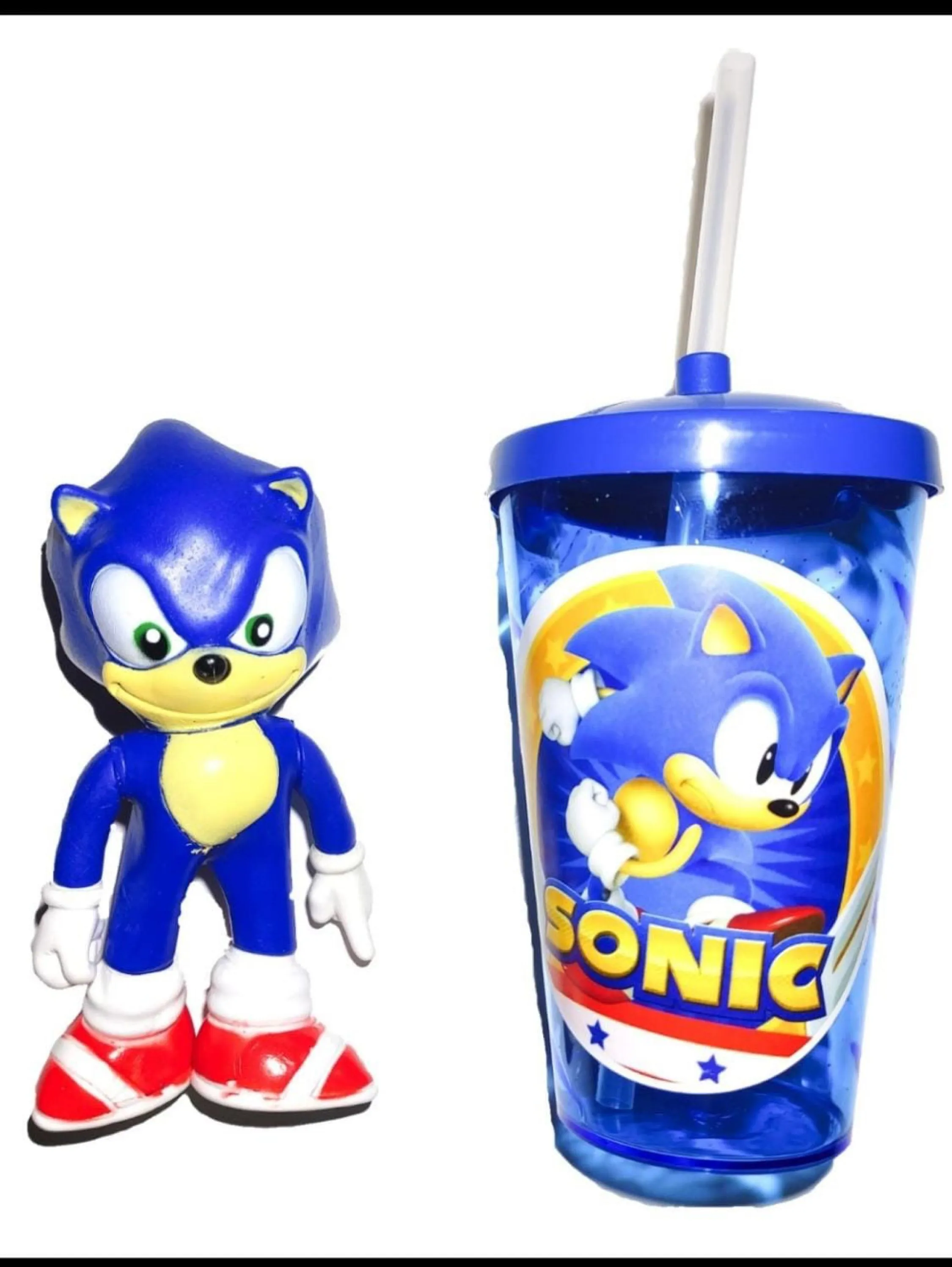 Kit copo e boneco Sonic.