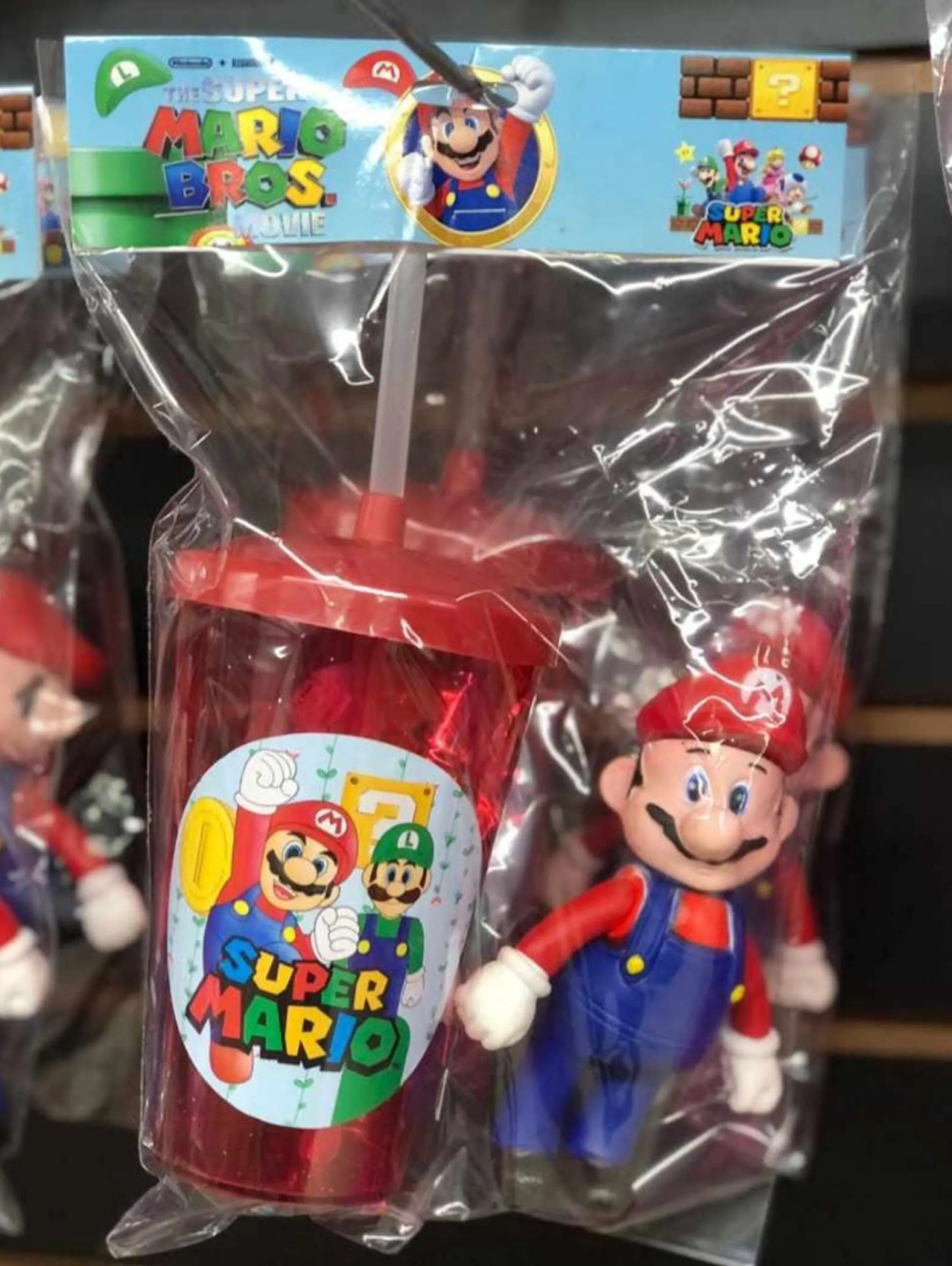 Kit copo e boneco Mario.