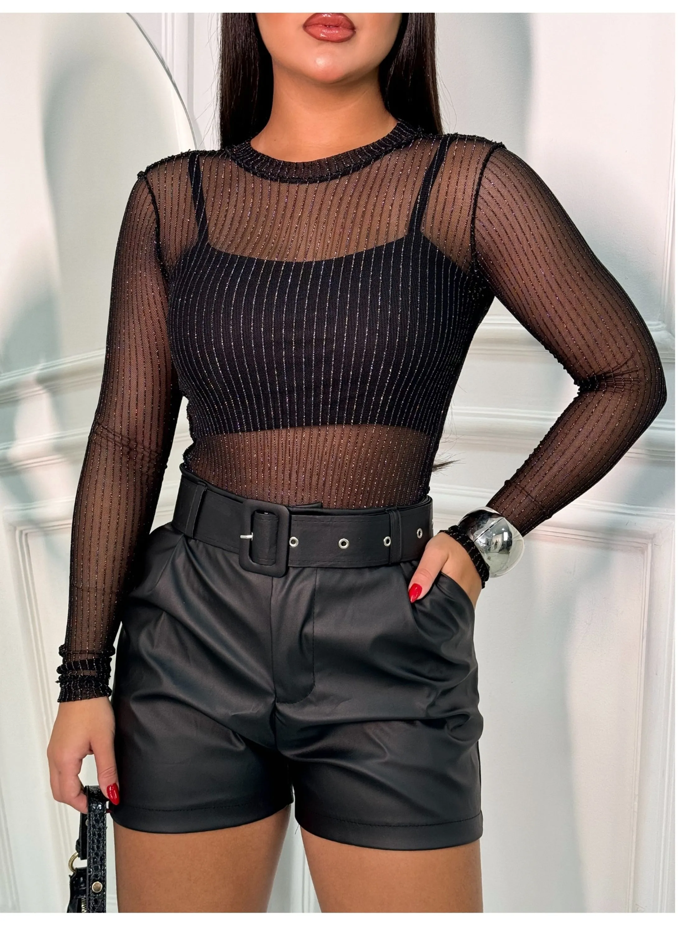 Short Feminino em Couro Premium Preto: Elegante e Sofisticad