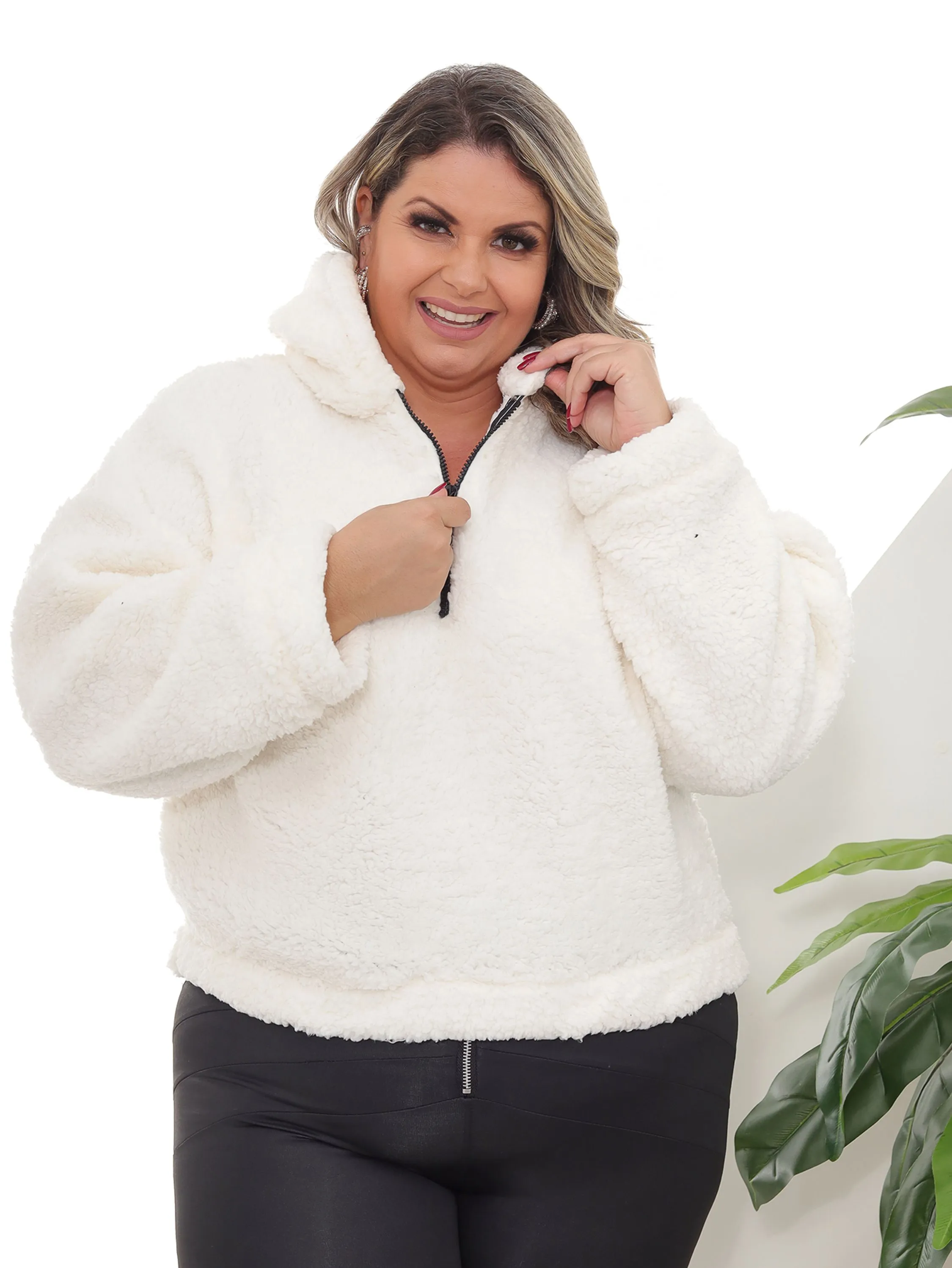 Casaco Teddy Feminino com Capuz e Zíper Forrado: O Mais Vendido! Aconchegante e Elegante, Ideal para Enfrentar o Frio com Estilo e Conforto