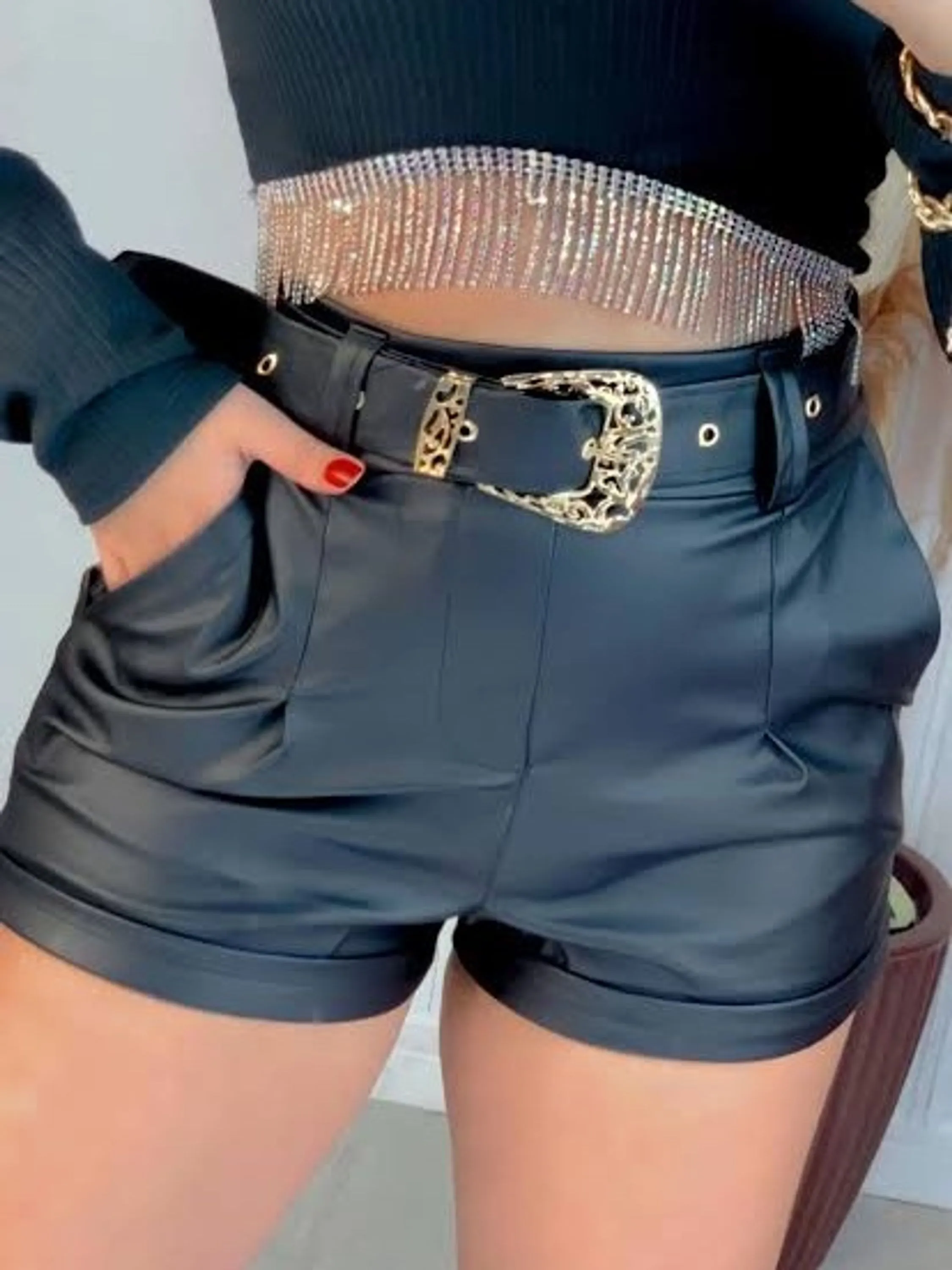 Shorts couro fivela