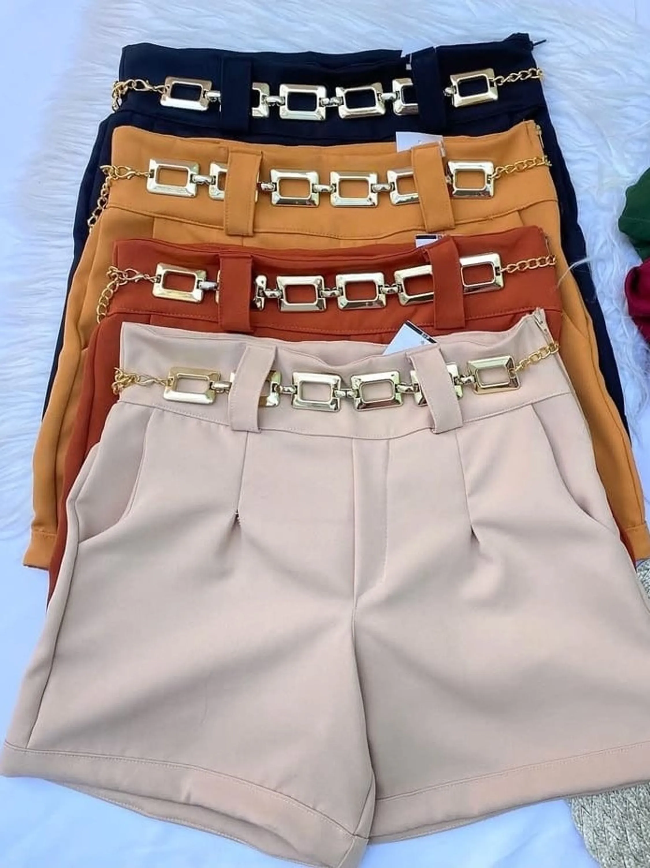 Shorts alfaiataria com cinto dourado quadrado