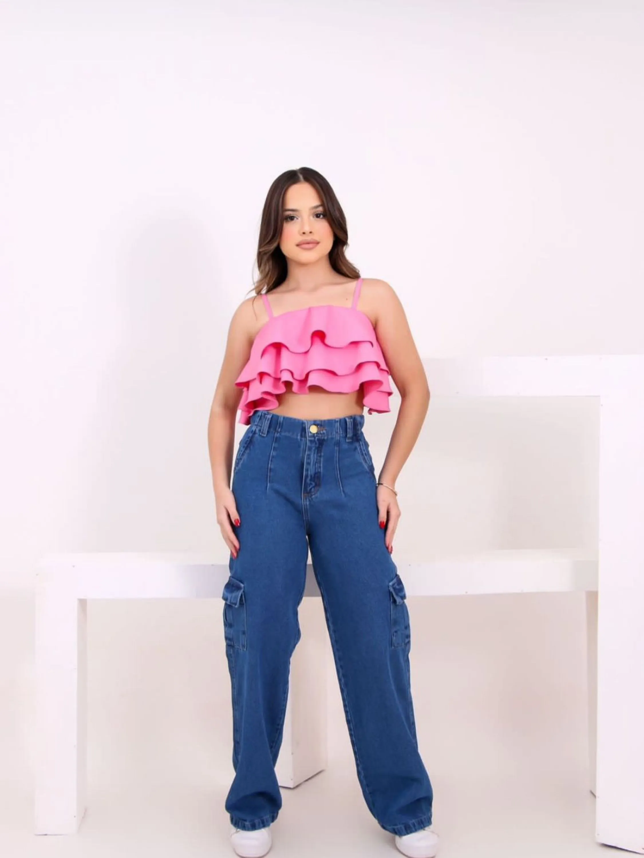 Calça jeans escuro cargo juvenil com elástico atrás