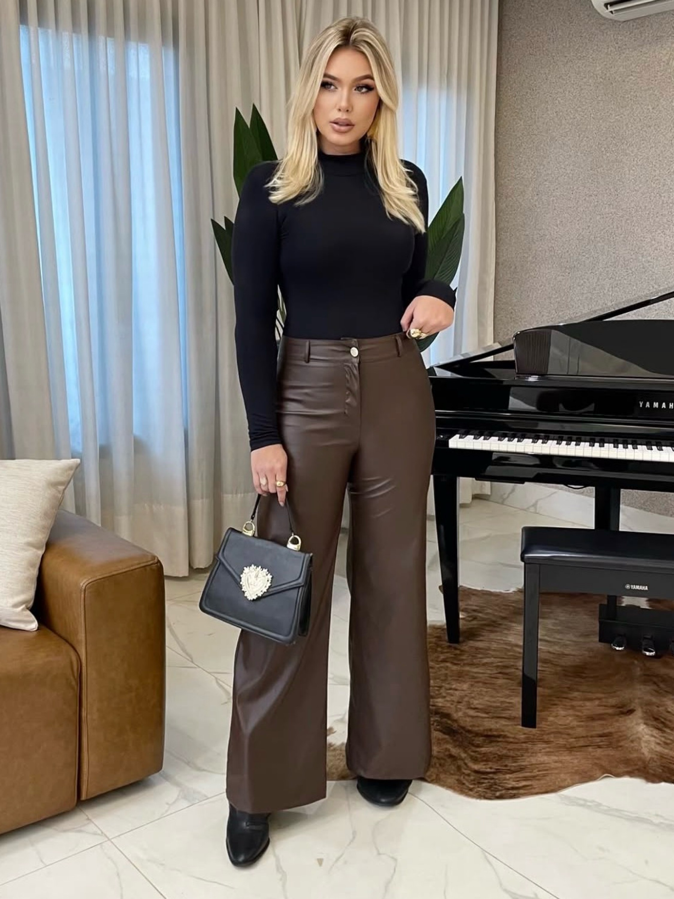 Calça pantalona couro