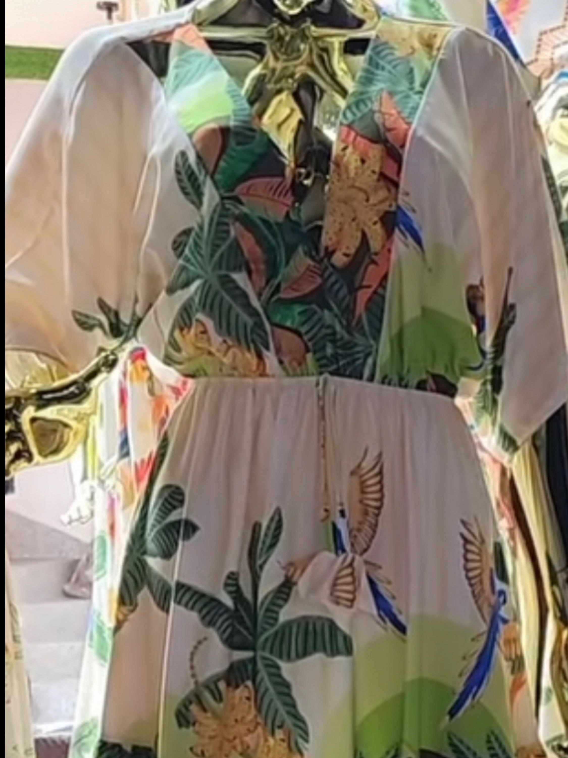 Vestido curto estampas variadas