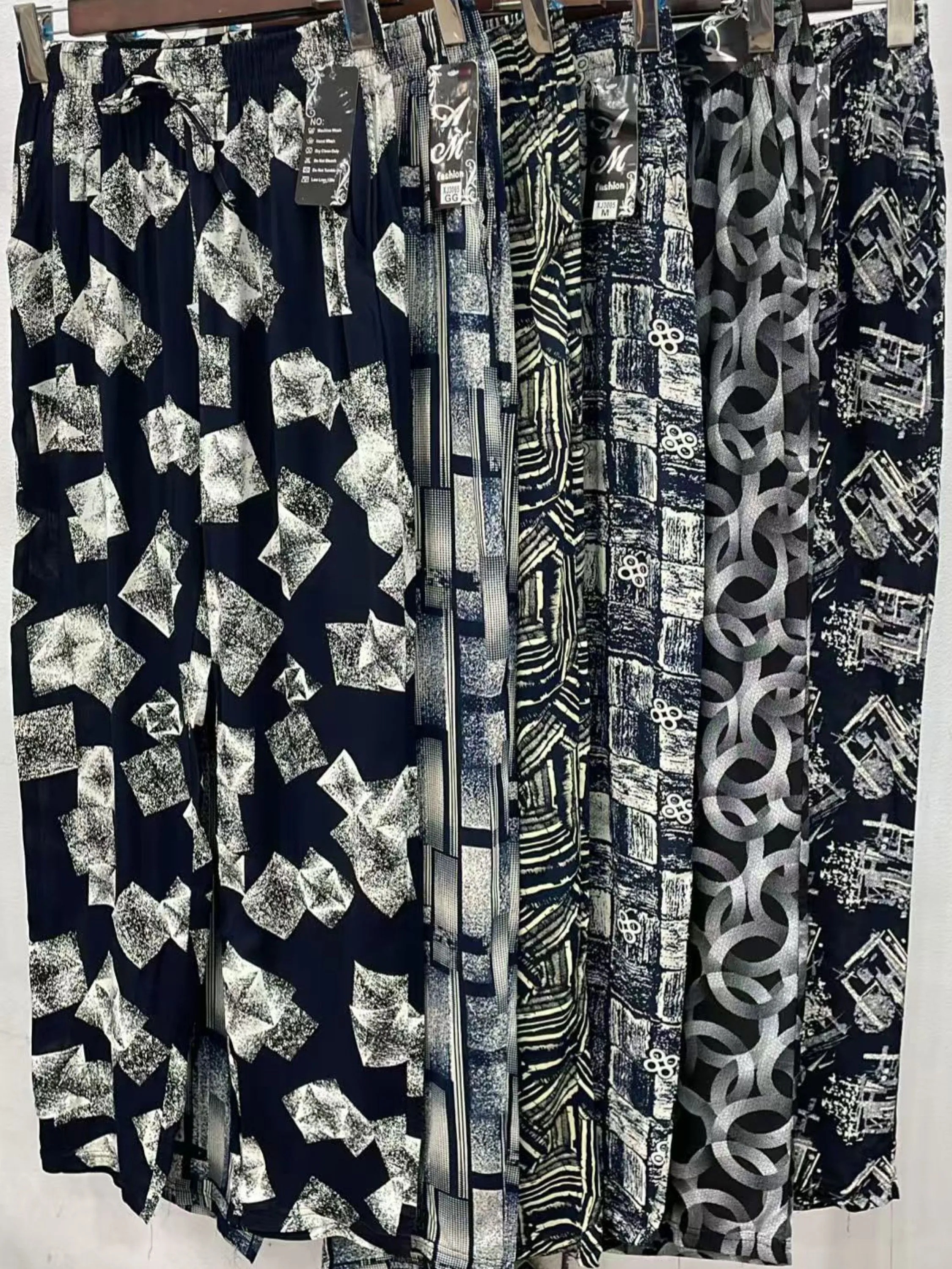 Calça longa estampas variadas