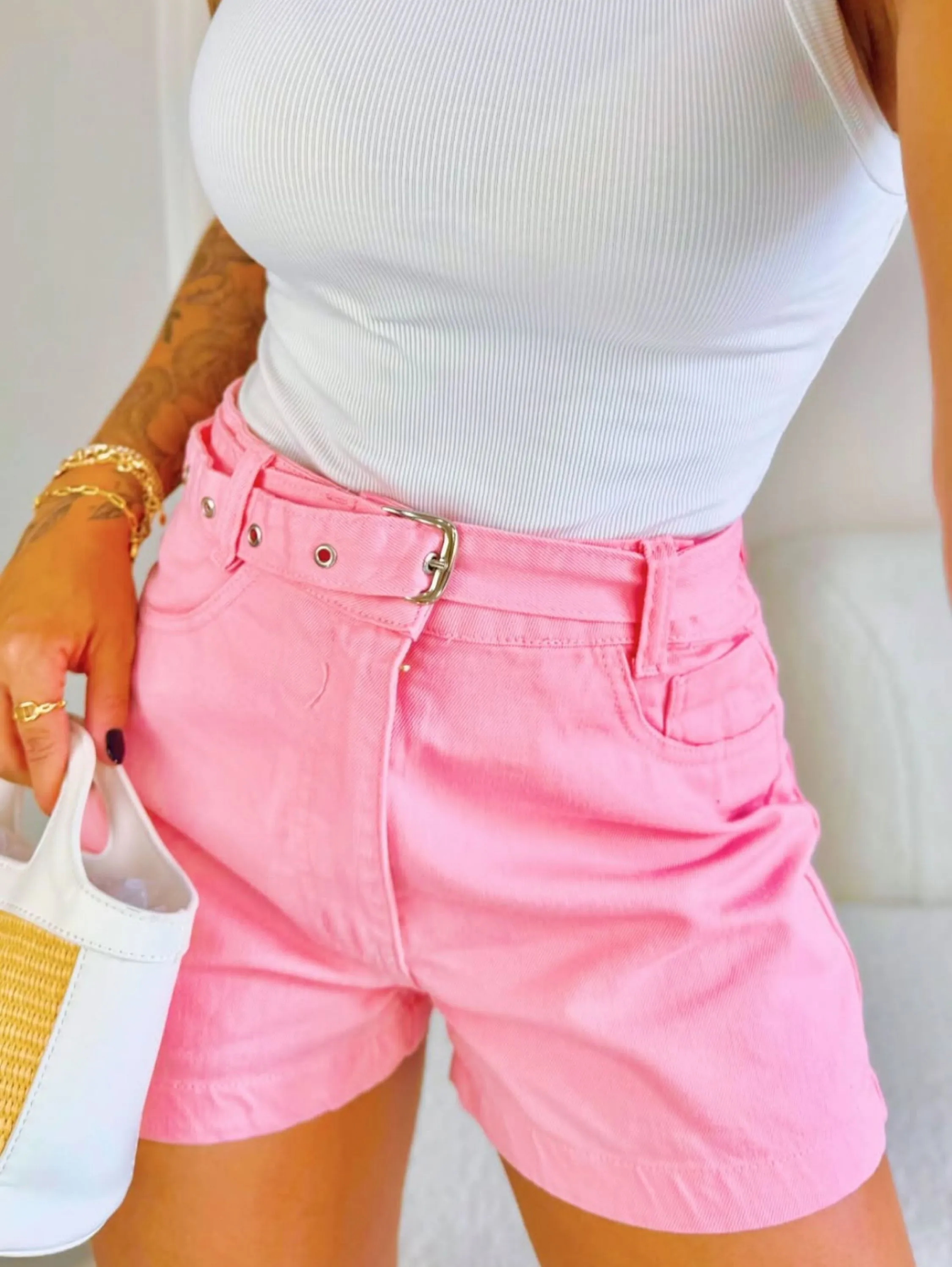 Short jeans com sinto rose