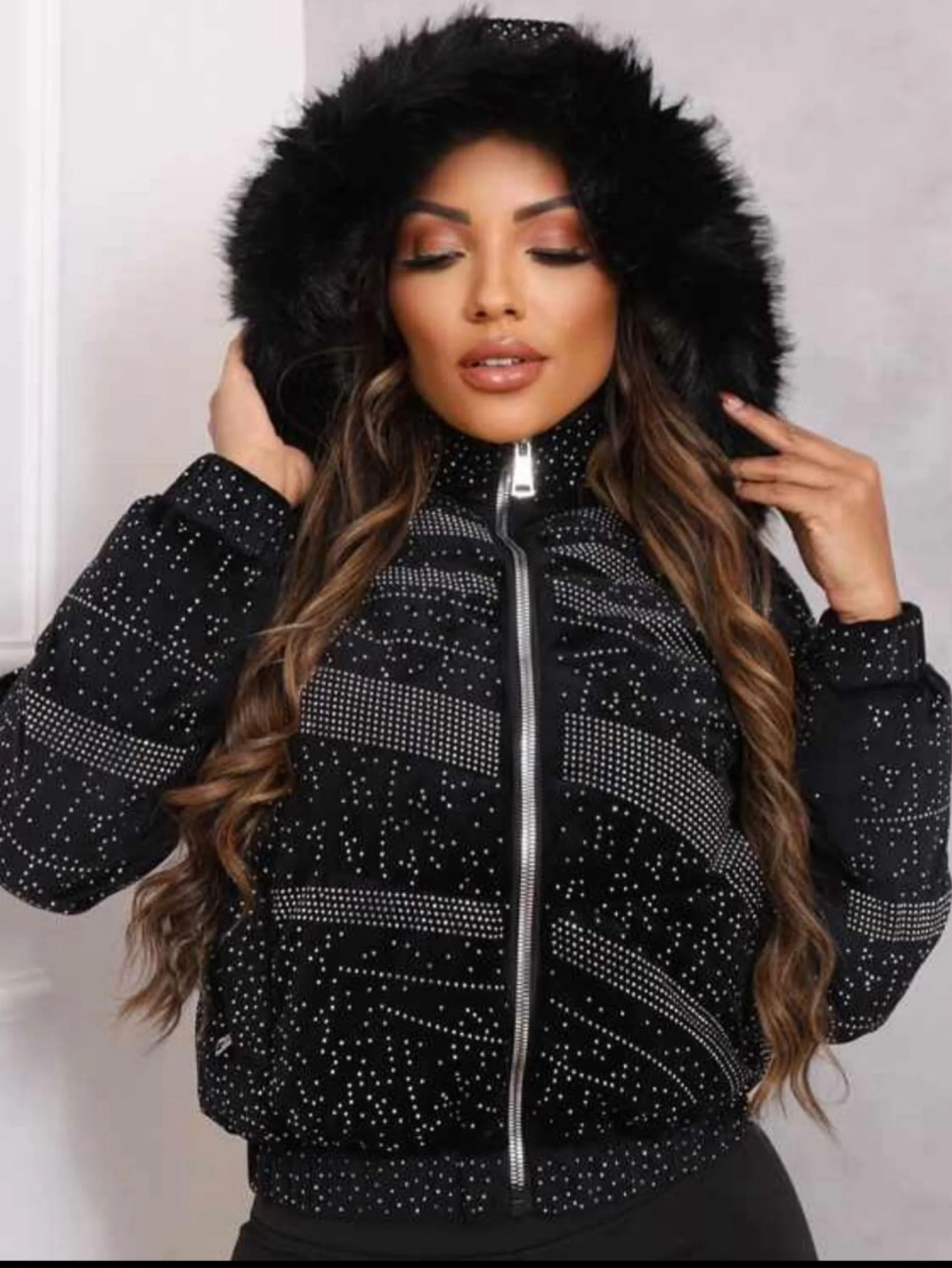 Jaqueta puffer com strass