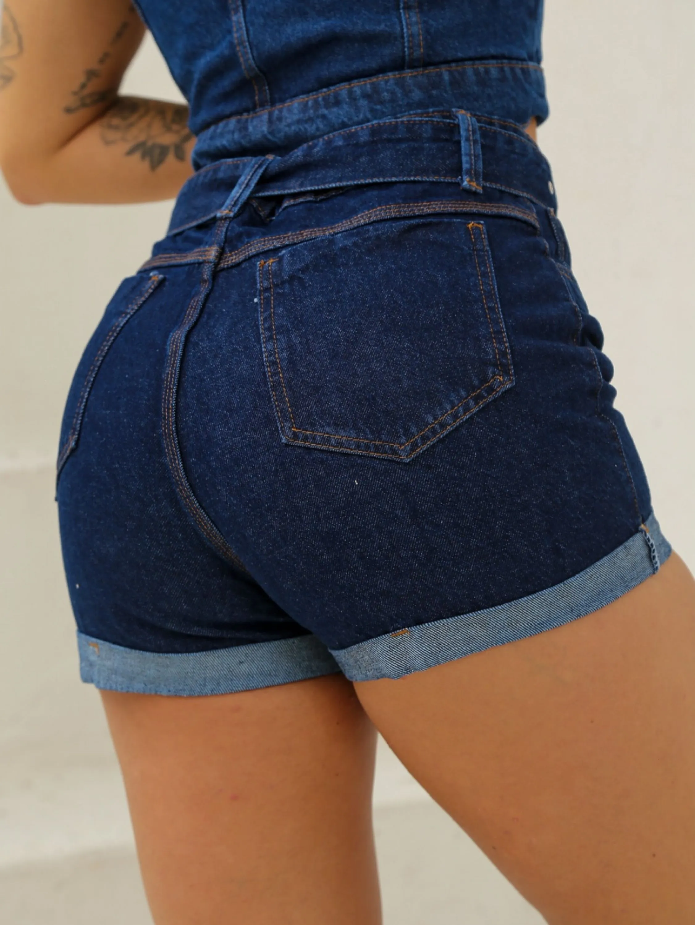 Short jeans com cinto