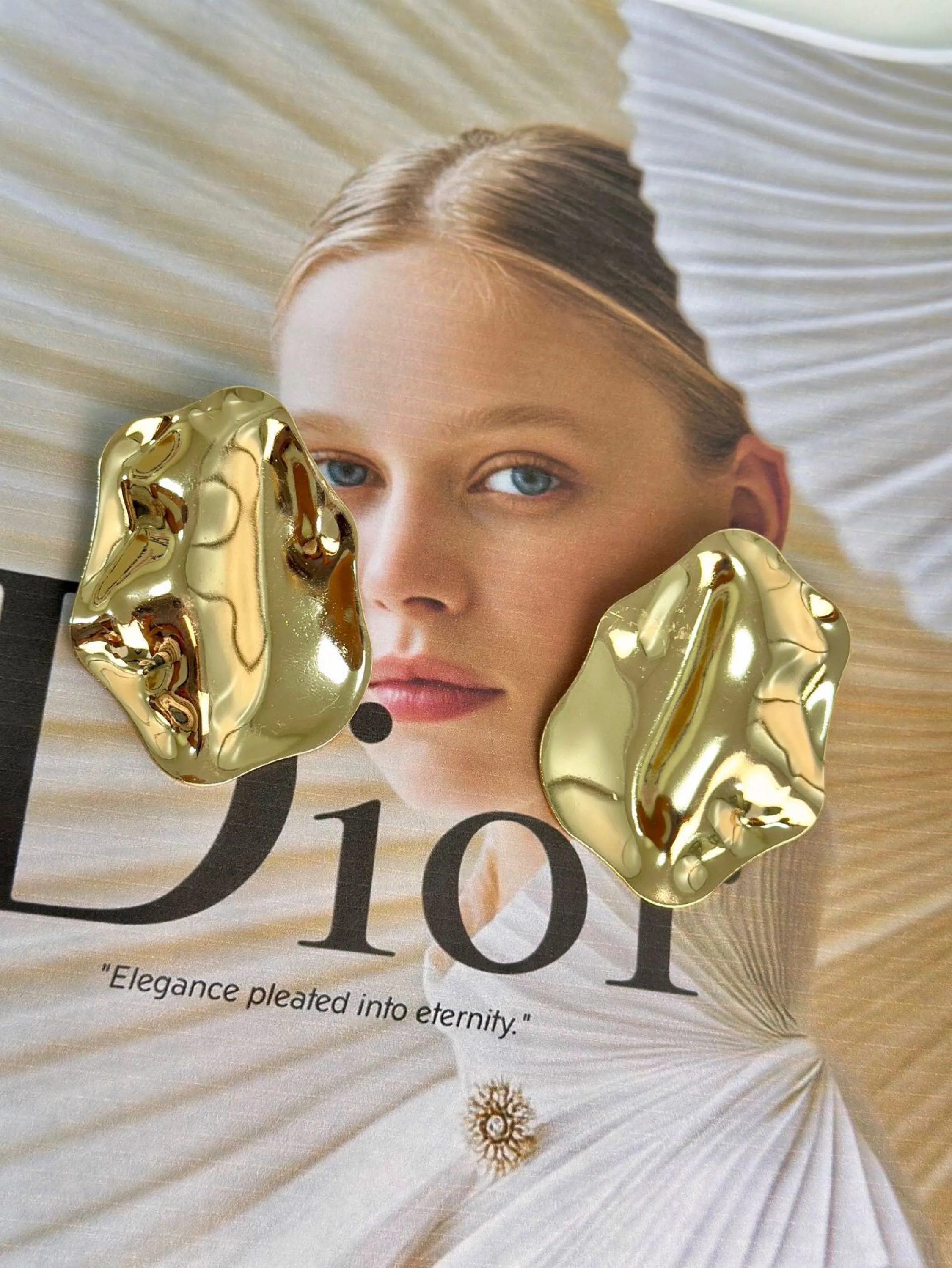 Brinco martelado do momento no banho dourado prata