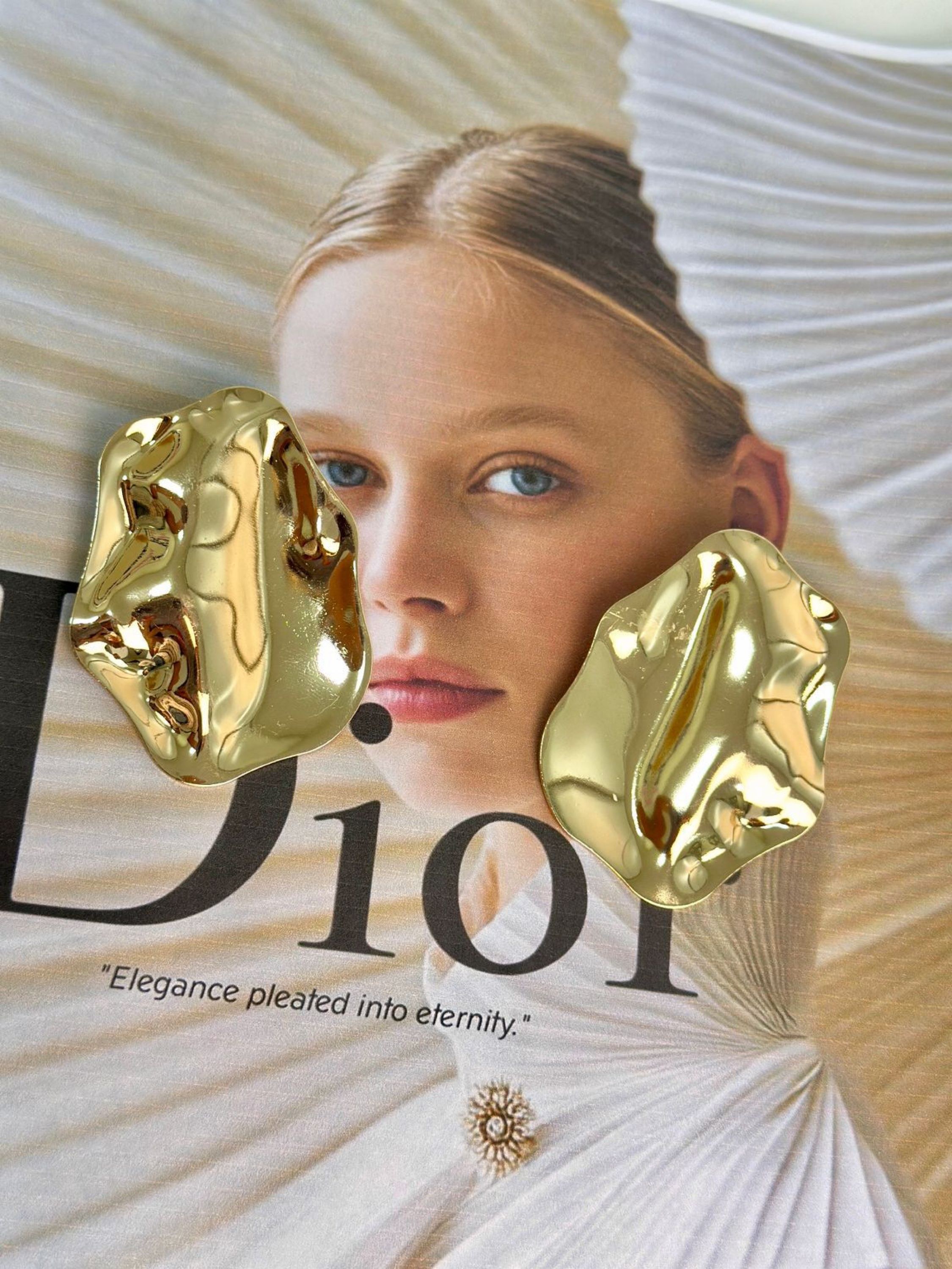 Brinco martelado do momento no banho dourado prata