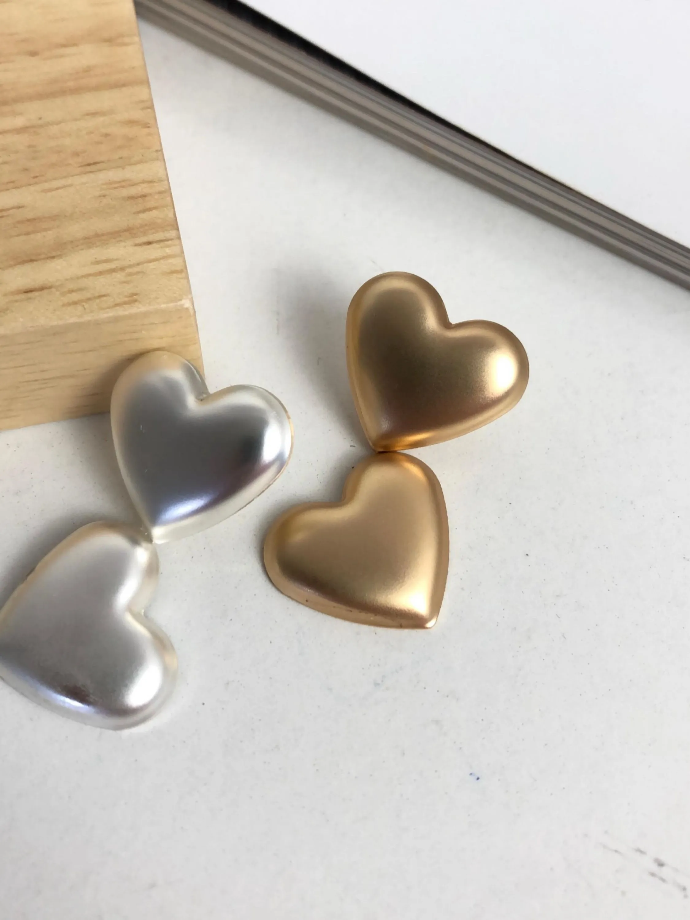 Brinco acetinado dourado