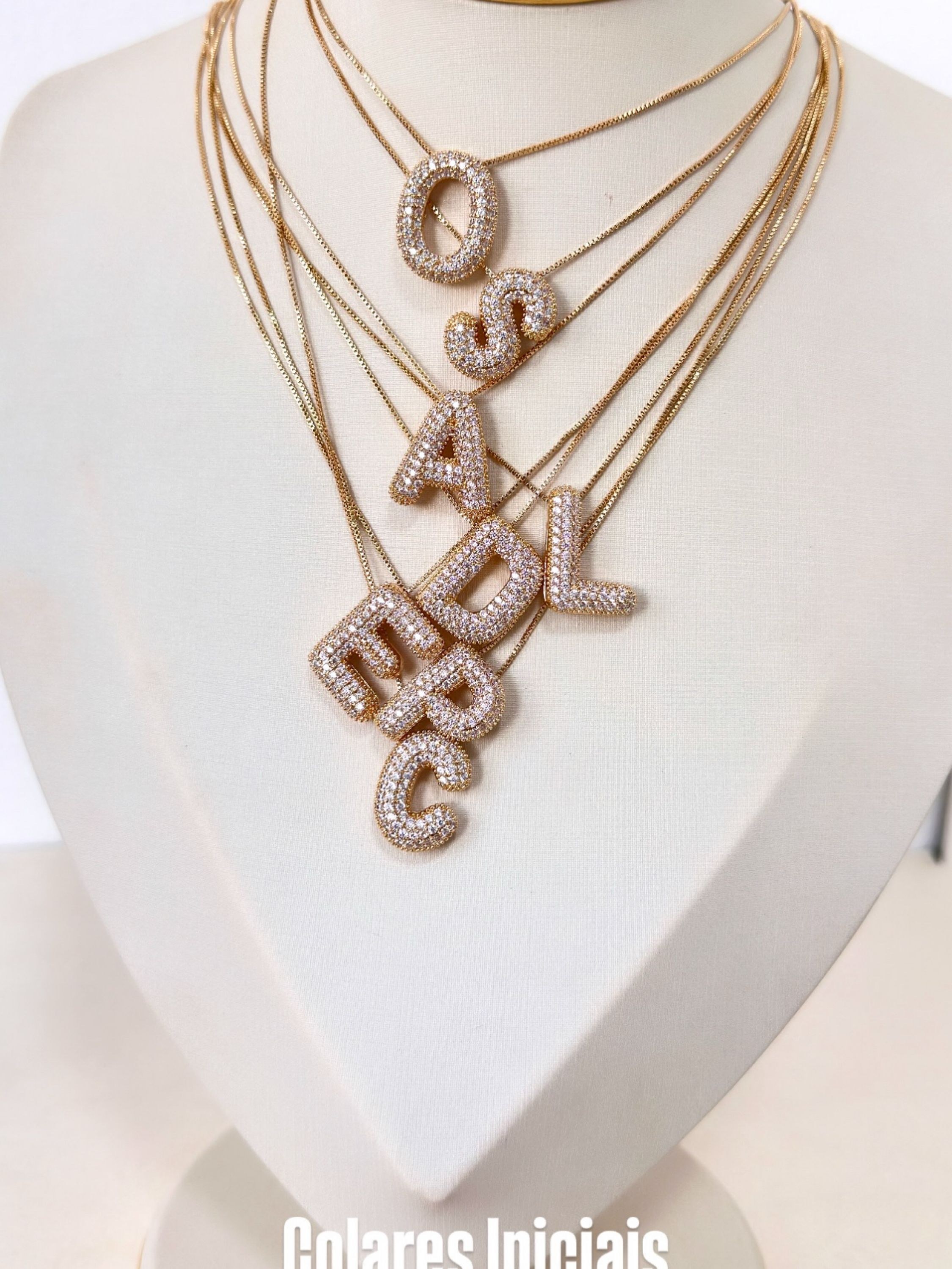 Colar bold cravejado de A a Z