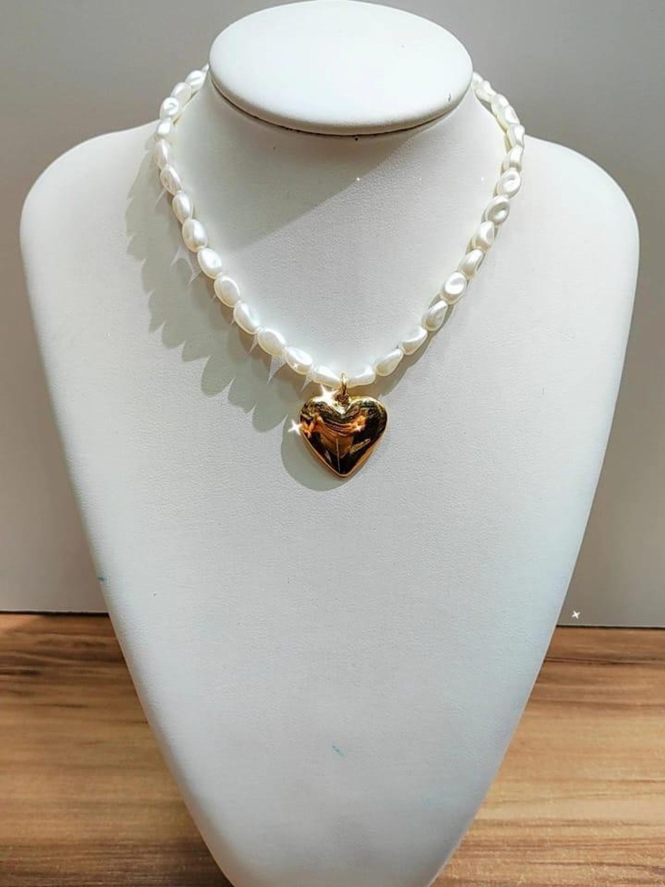 Colar de Pérolas com Pingente de Coração