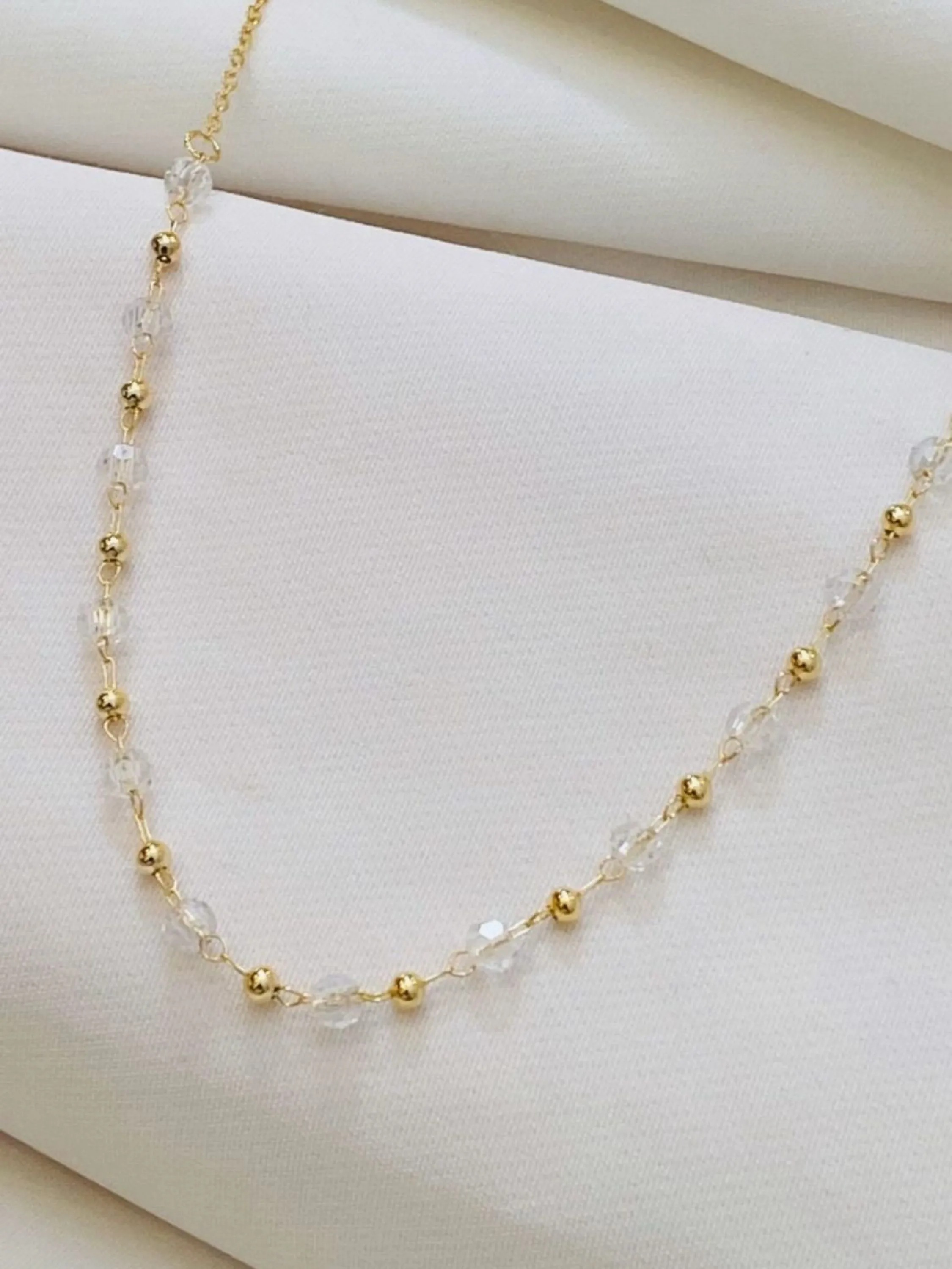 Choker delicada dourada pérola