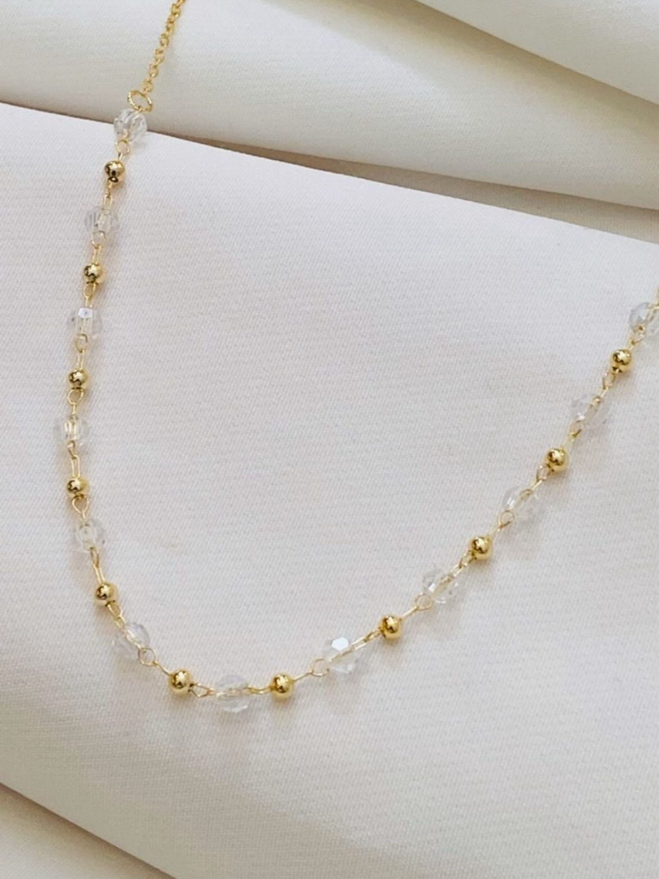 Choker delicada dourada pérola