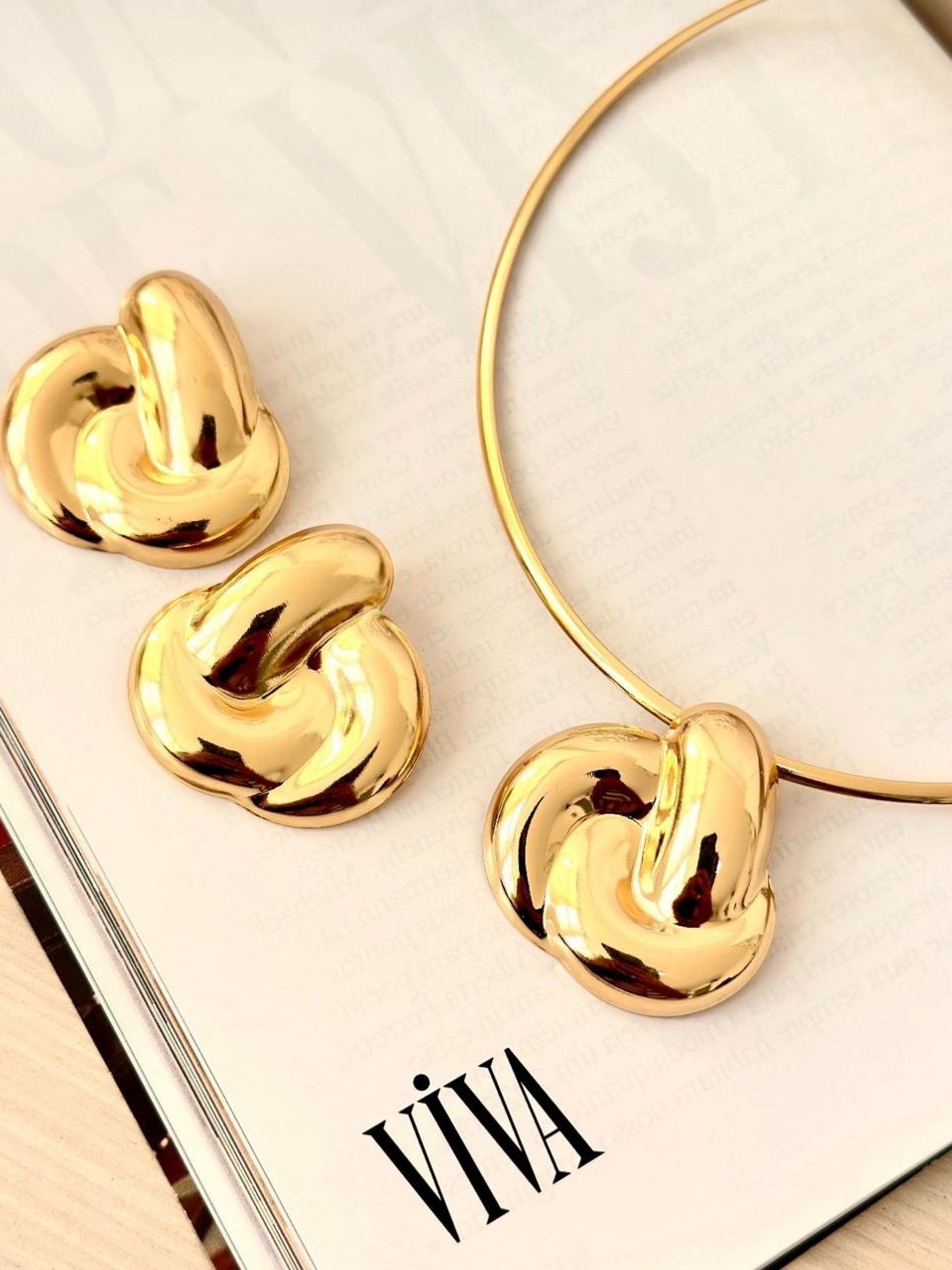 Kit Colar e Brinco Nó Moda 2025