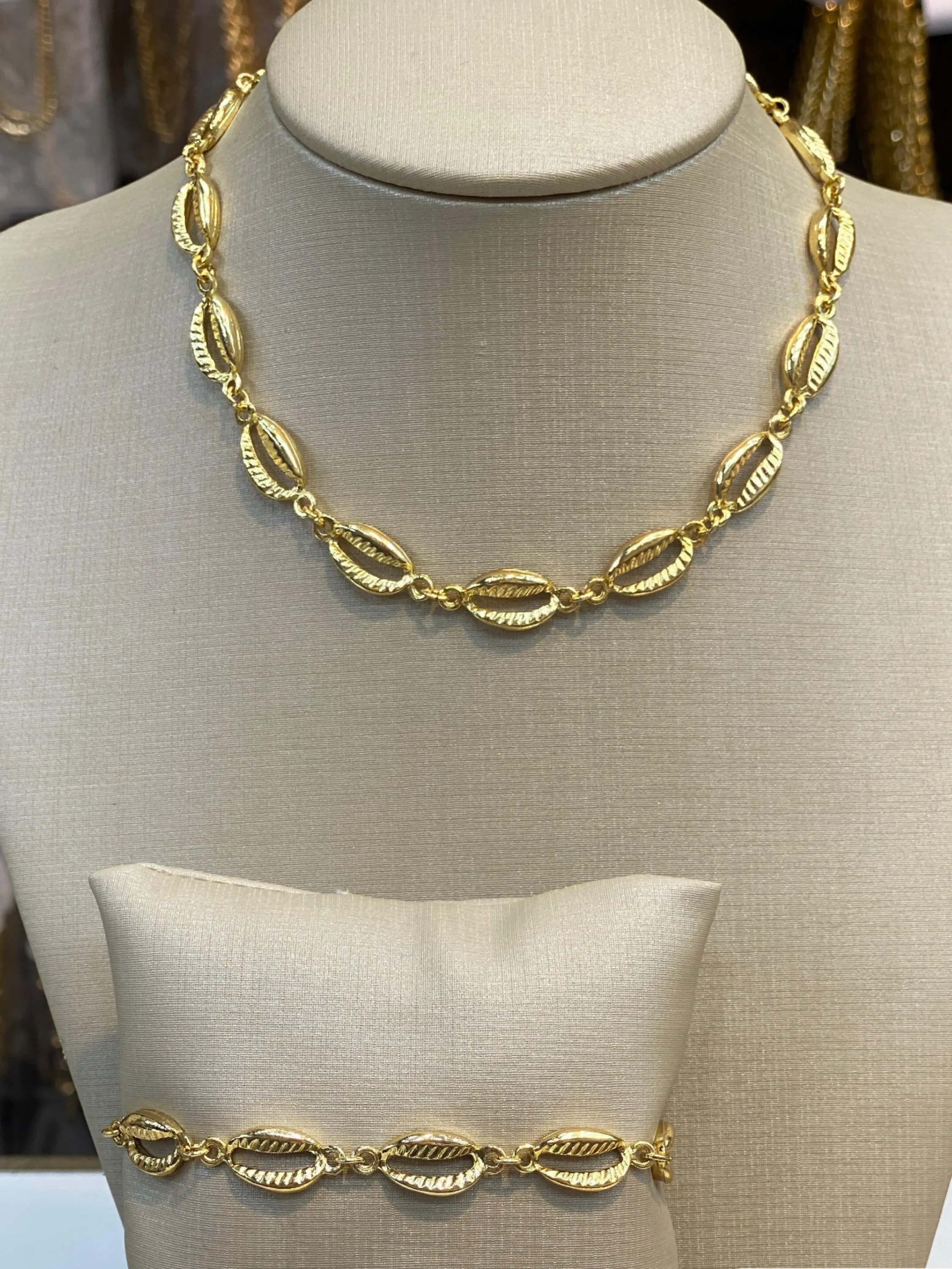 Colar e pulseira búzios banho dourado