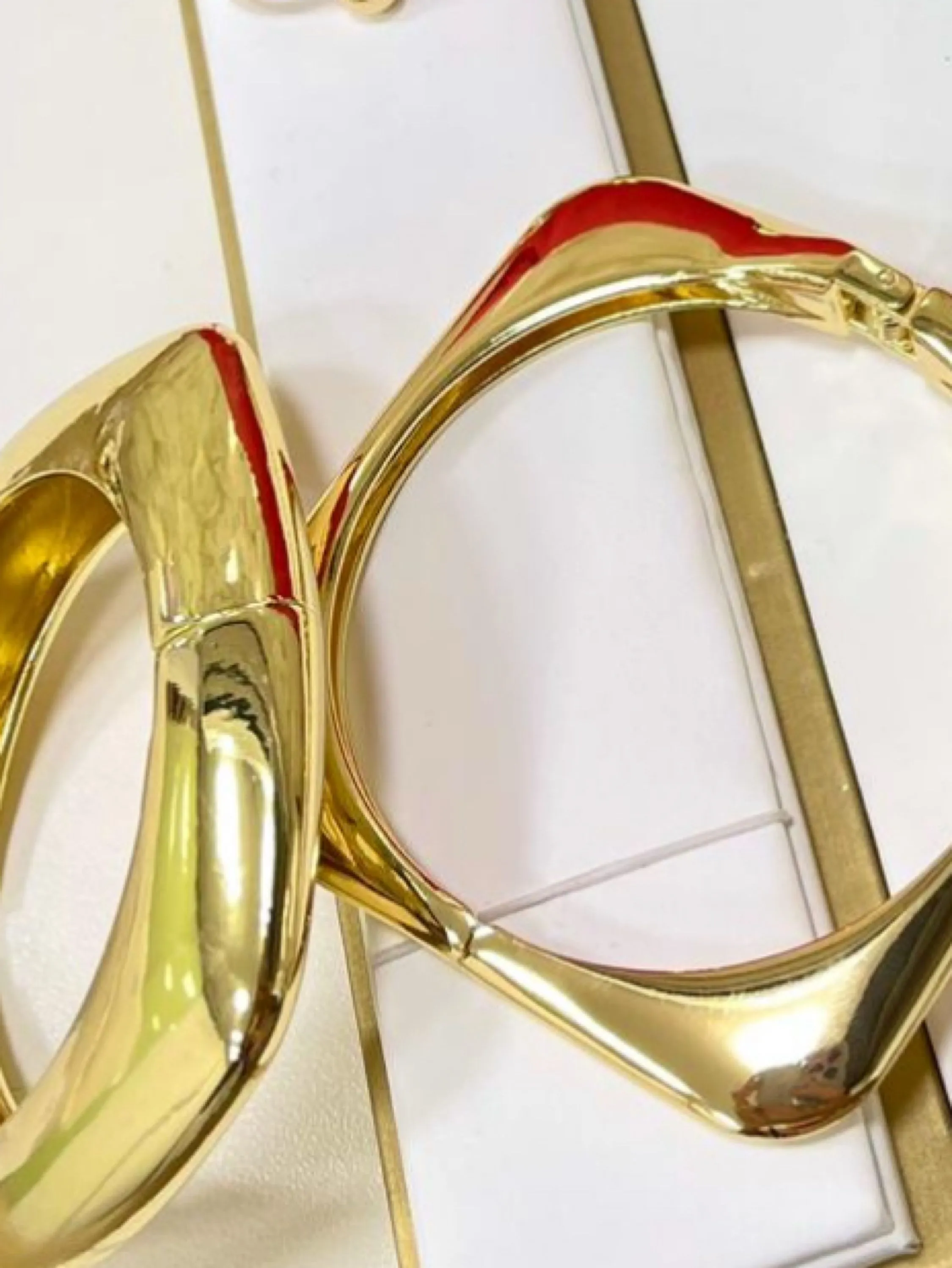 Dois braceletes banhados