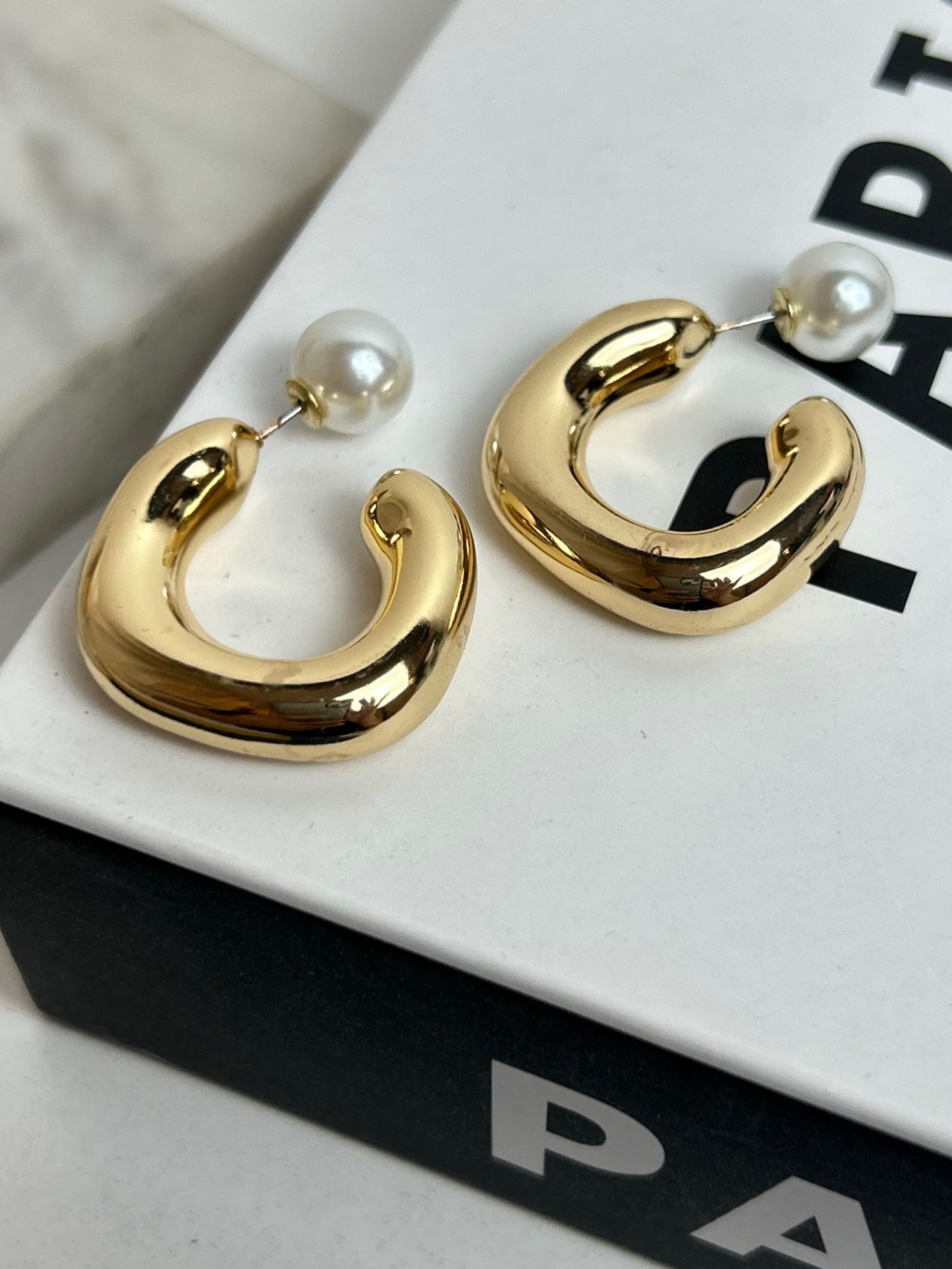 Argola geométrica fecho pérola