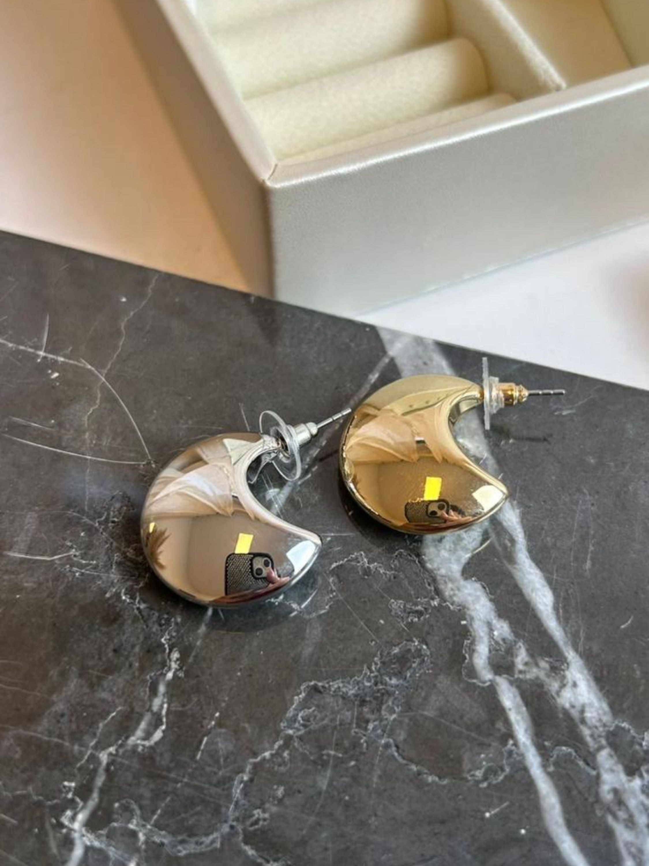 Brinco barriga folheado