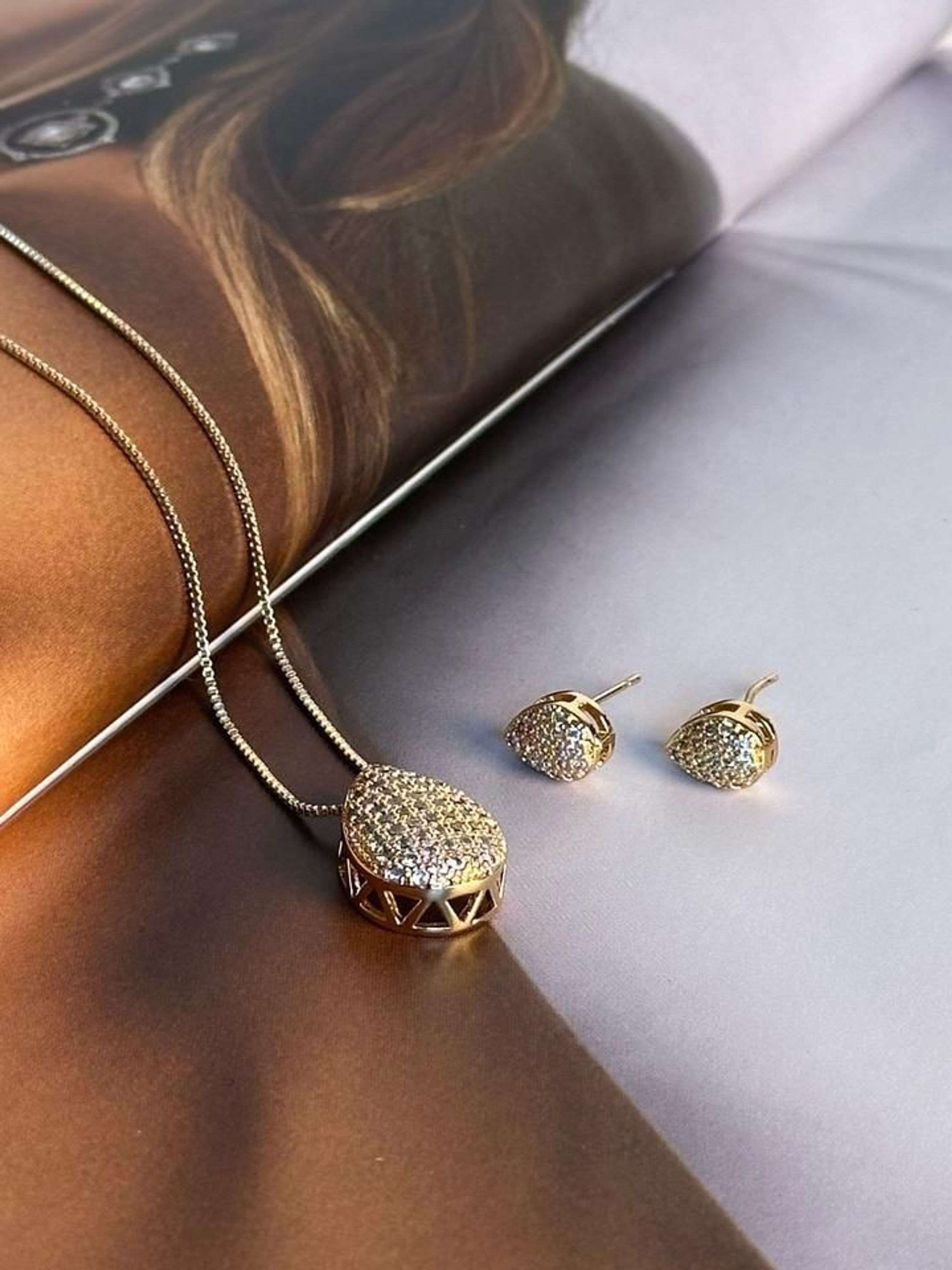 Kit Colar e Brinco Luxo Coração Cravejado com Zircônia