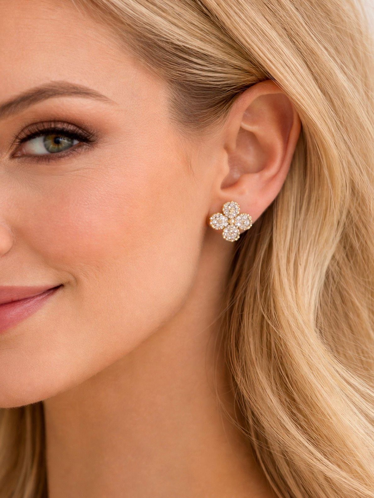 Brinco de Zircônia Trevo Dourado