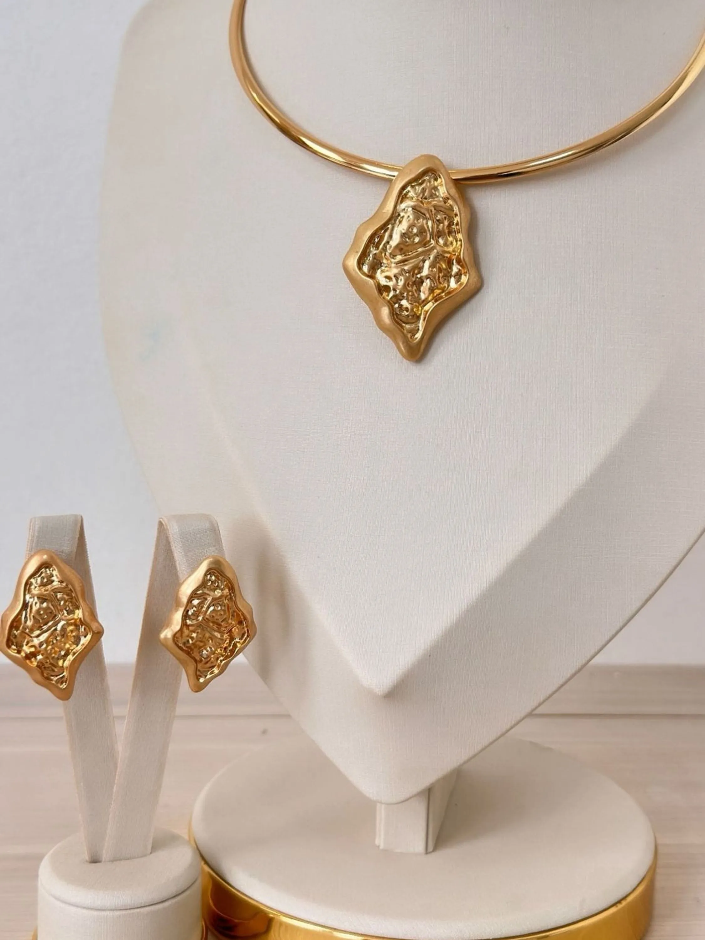 Conjunto Martelado Luxo Colar e Brinco