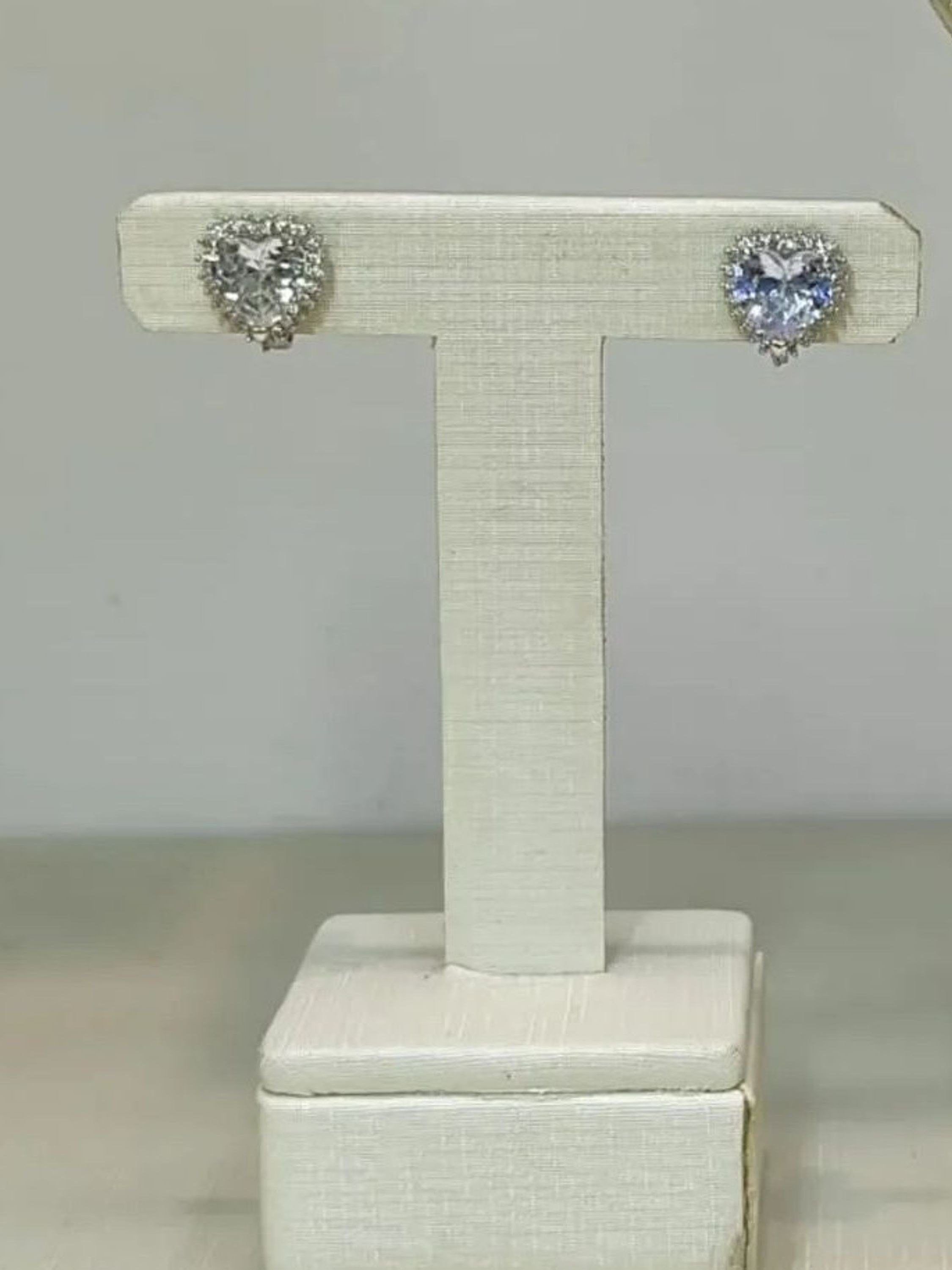 Brinco P de Coração com Zircônia