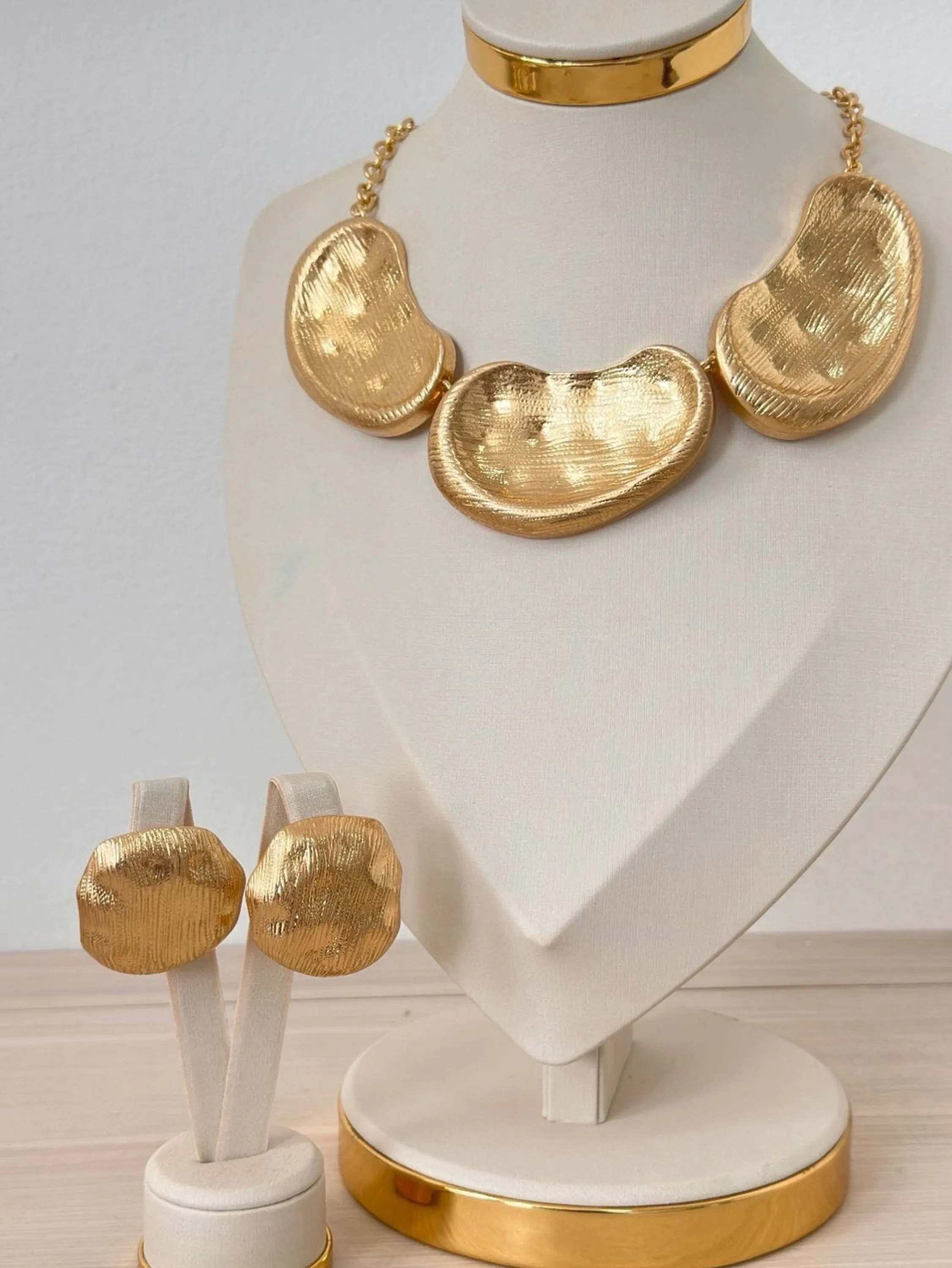 Kit Maxi Colar + Brinco Dourado Tendência