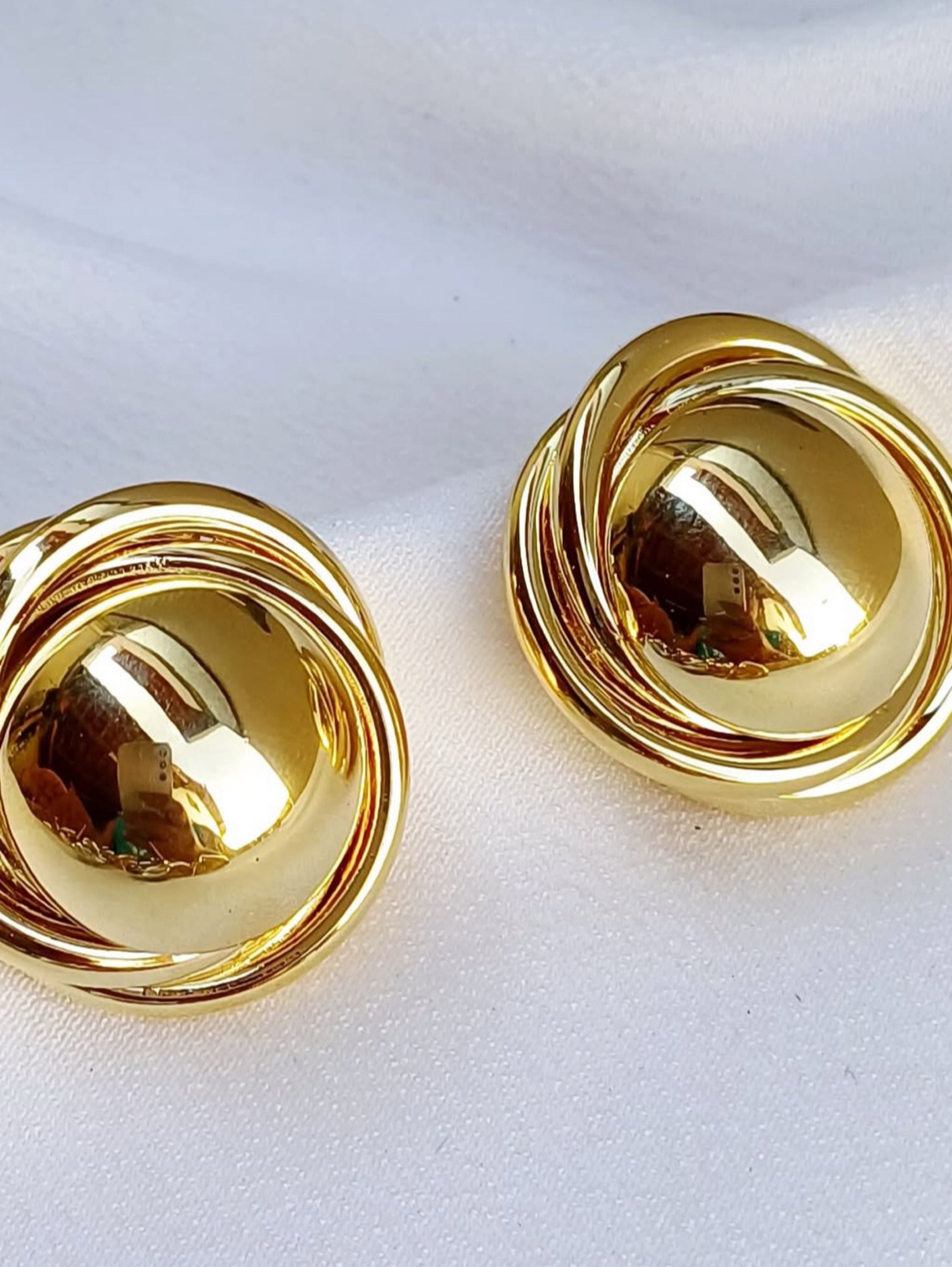 Brinco esfera trabalhado folheado