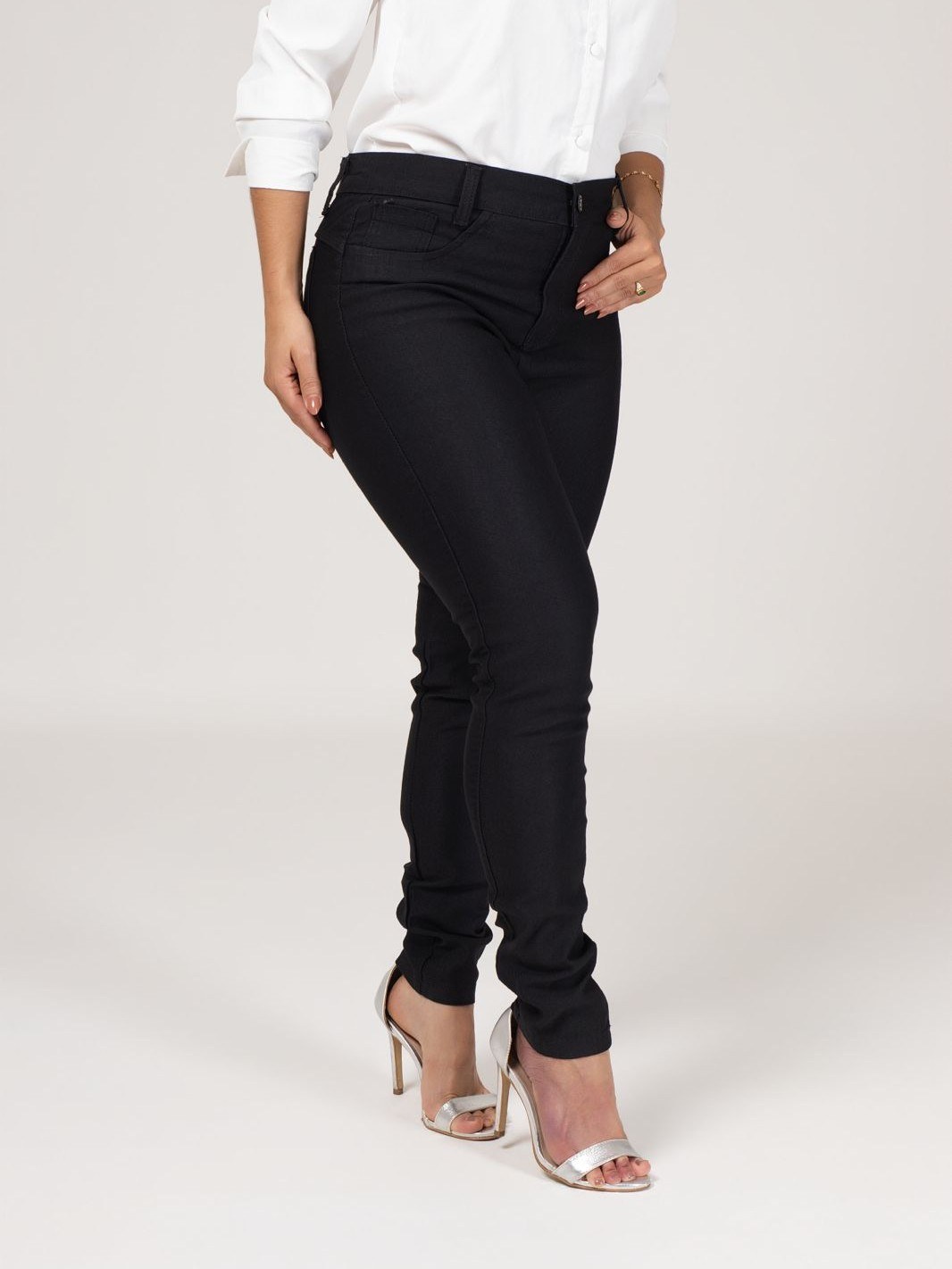 Calça jeans skinny feminina cor preta