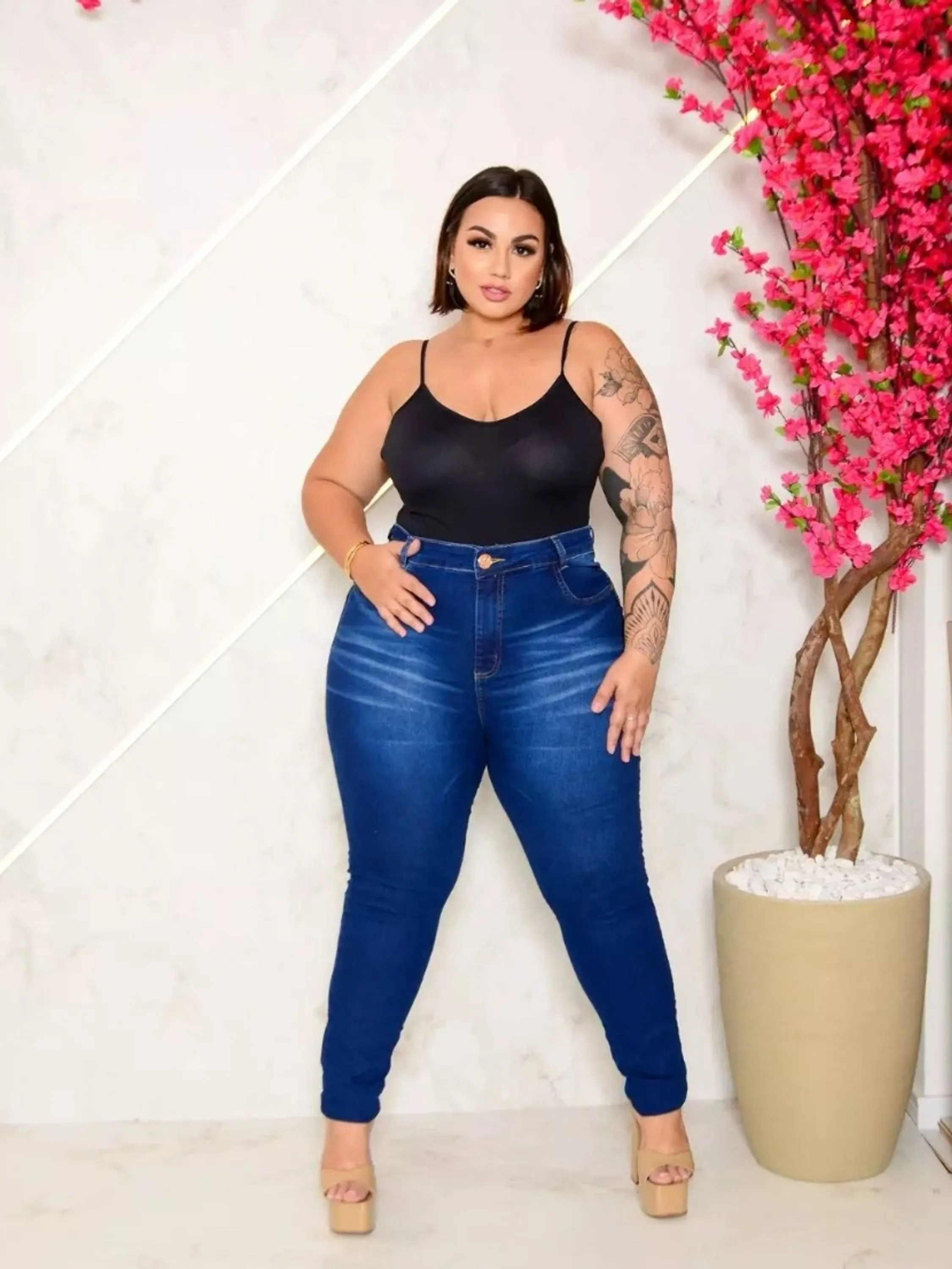 Calça plus size jeans skinny feminina