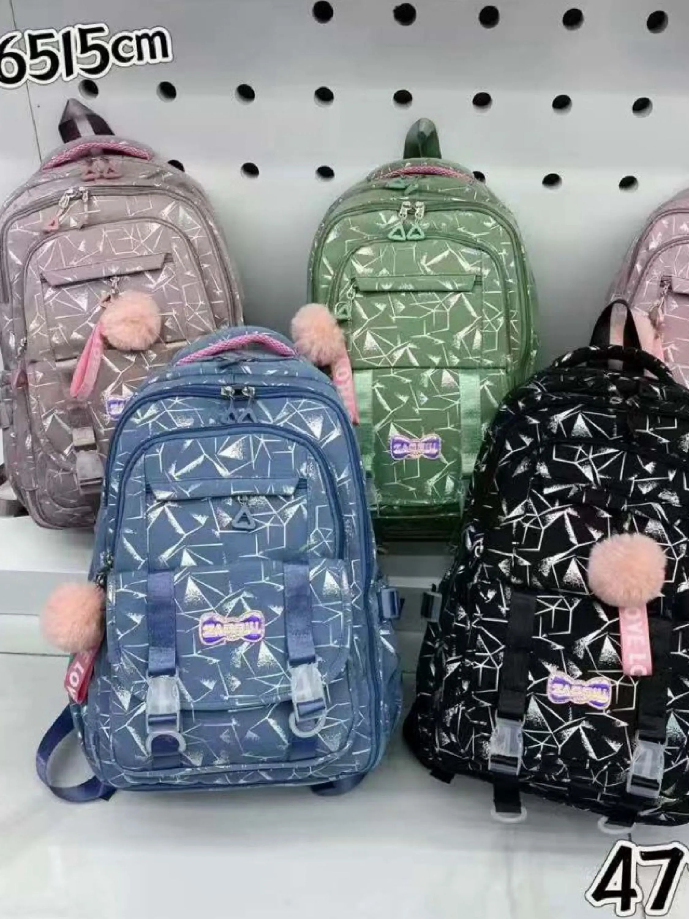 Mochila grande impermeável com pompom