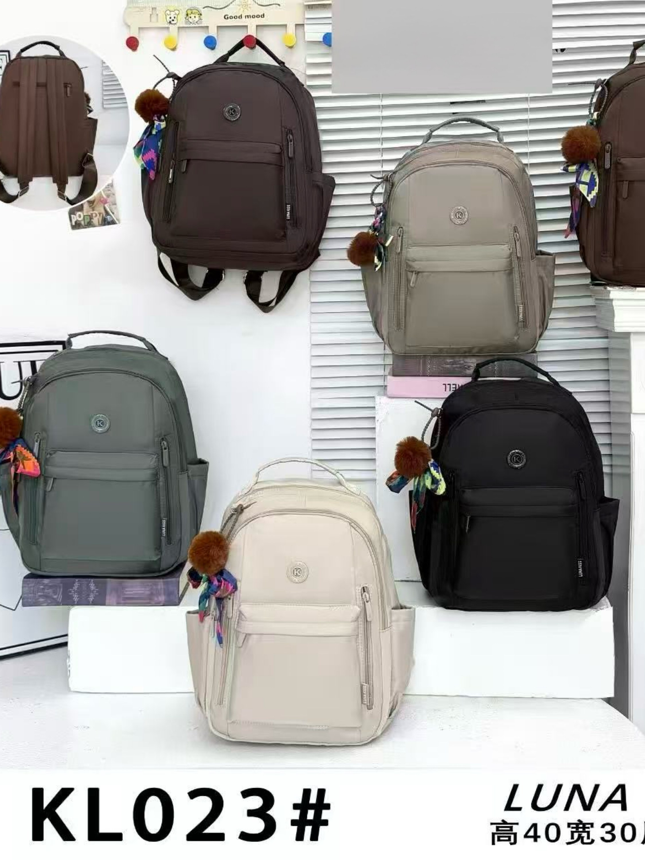 Mochila grande impermeável e com pompom KL023#