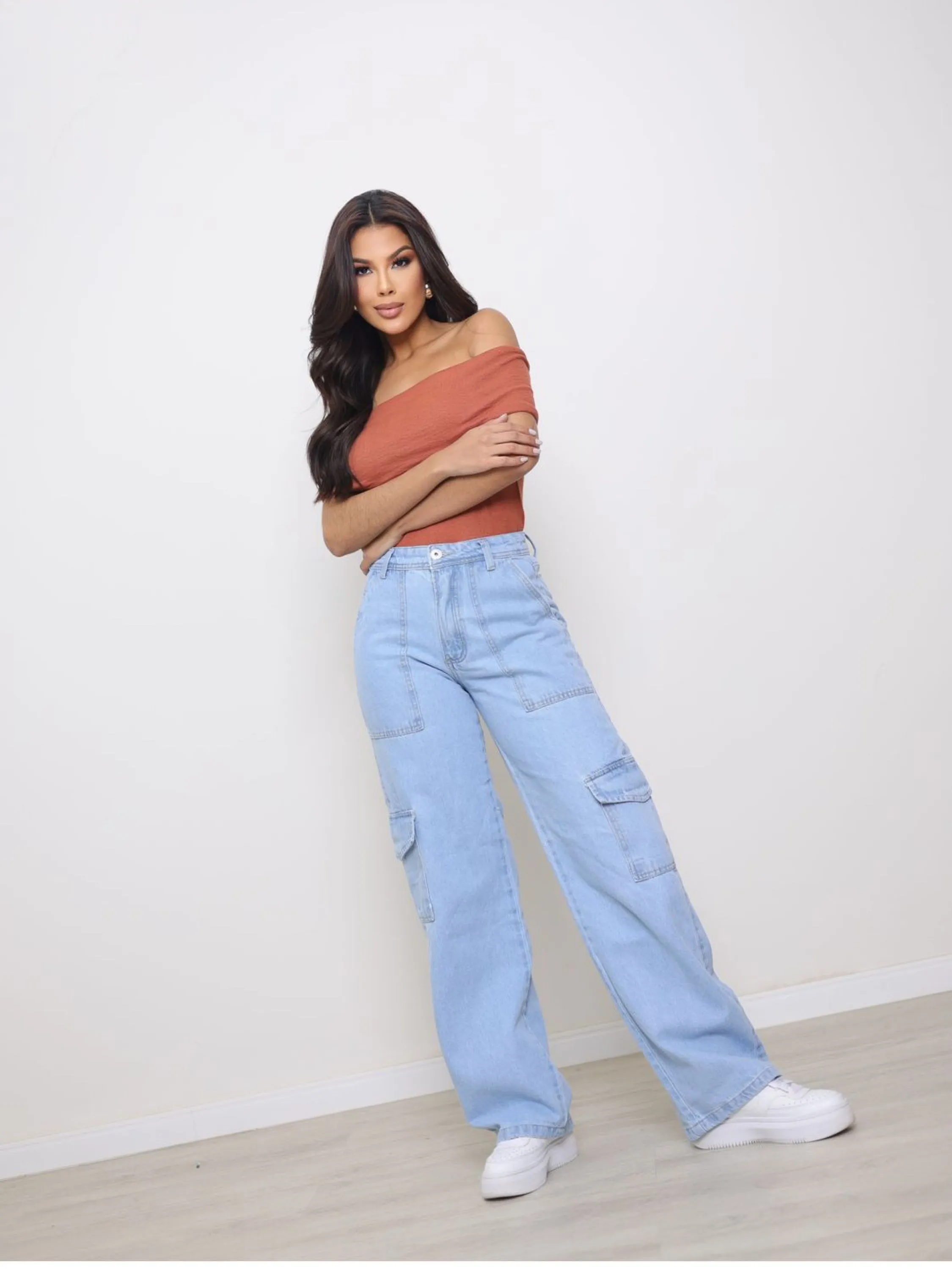 Calça wide leg cargo jeans feminina