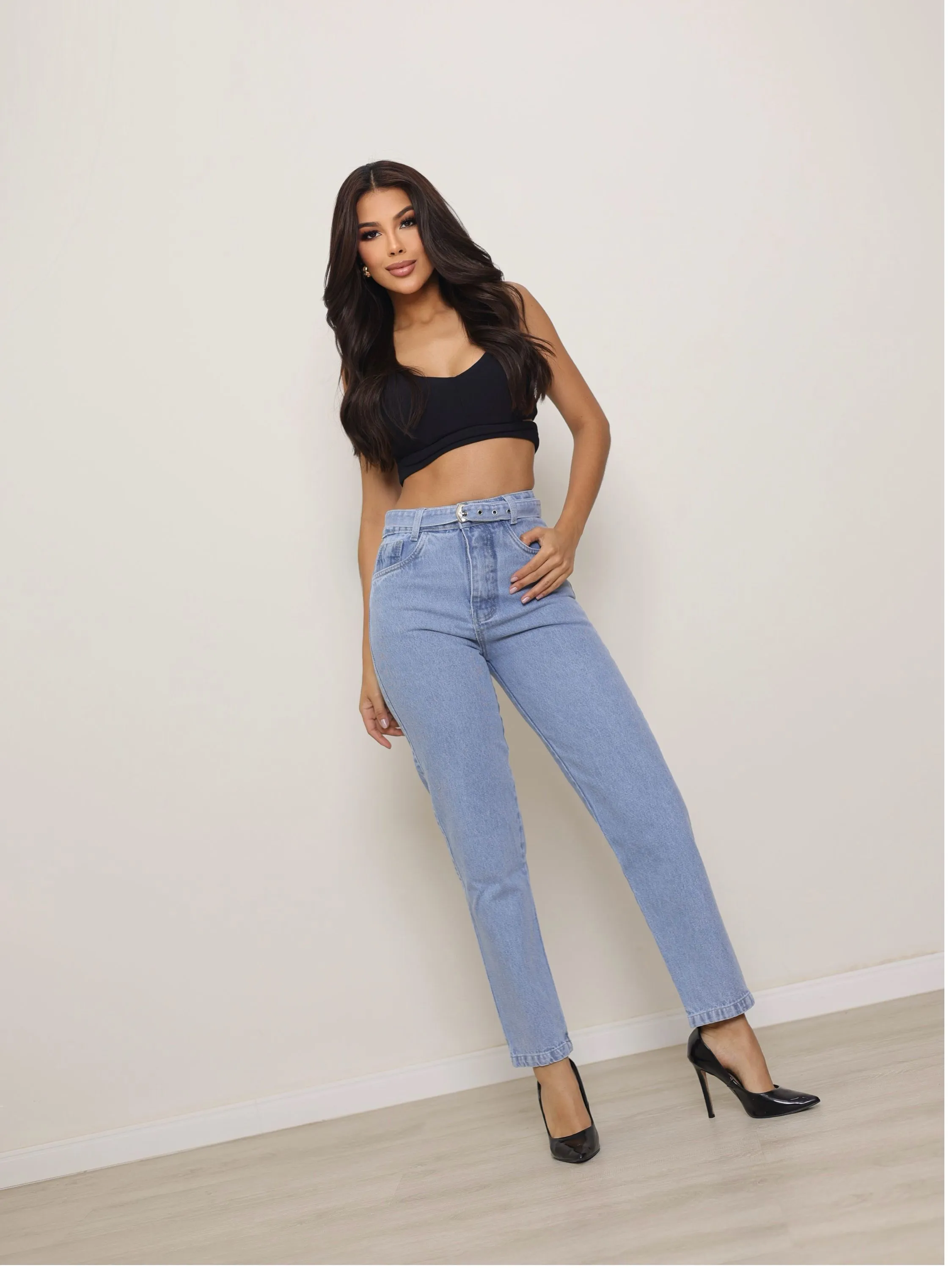 Calça Mom jeans feminina com cinto