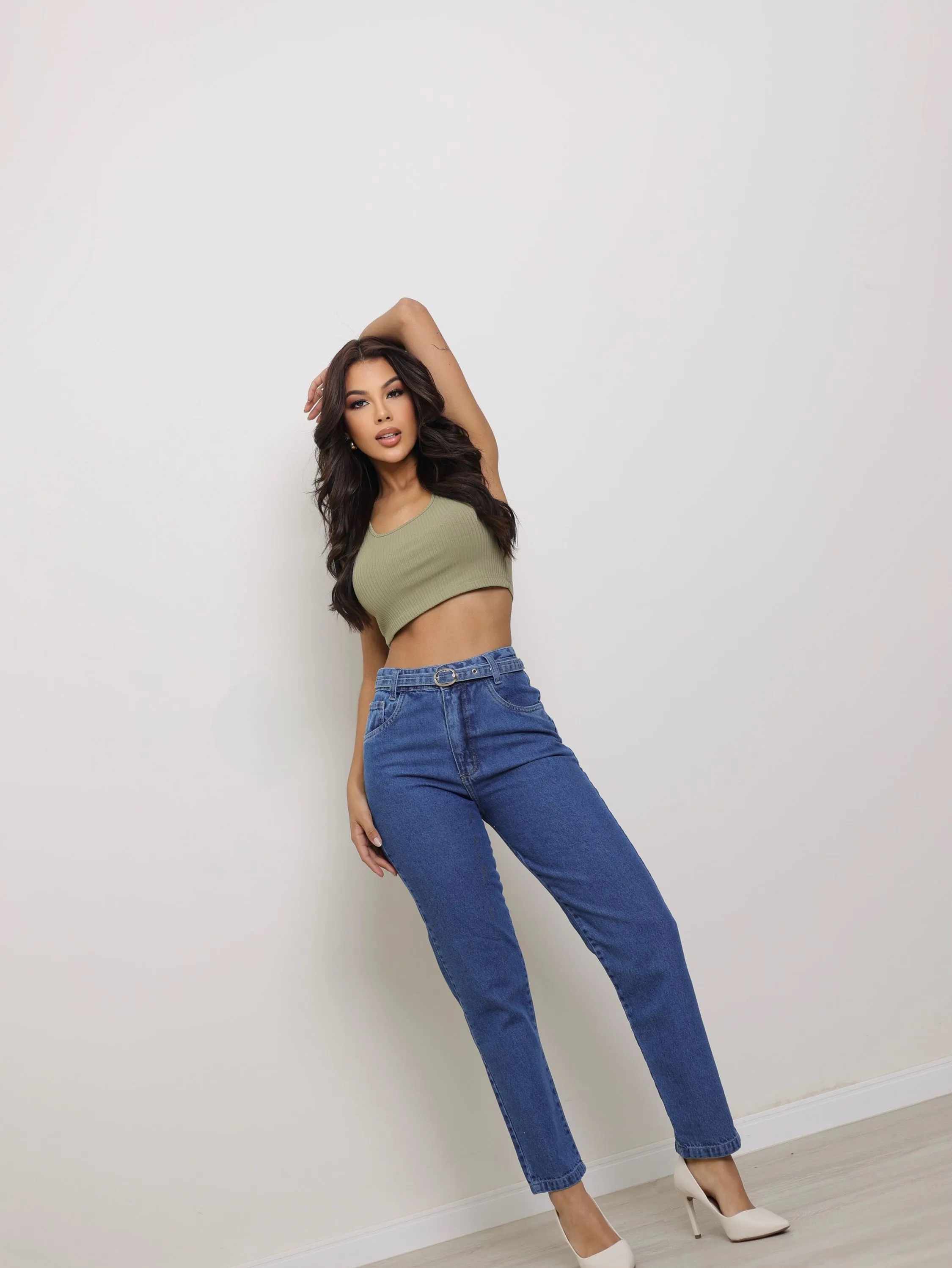Calça Mom jeans feminina com cinto