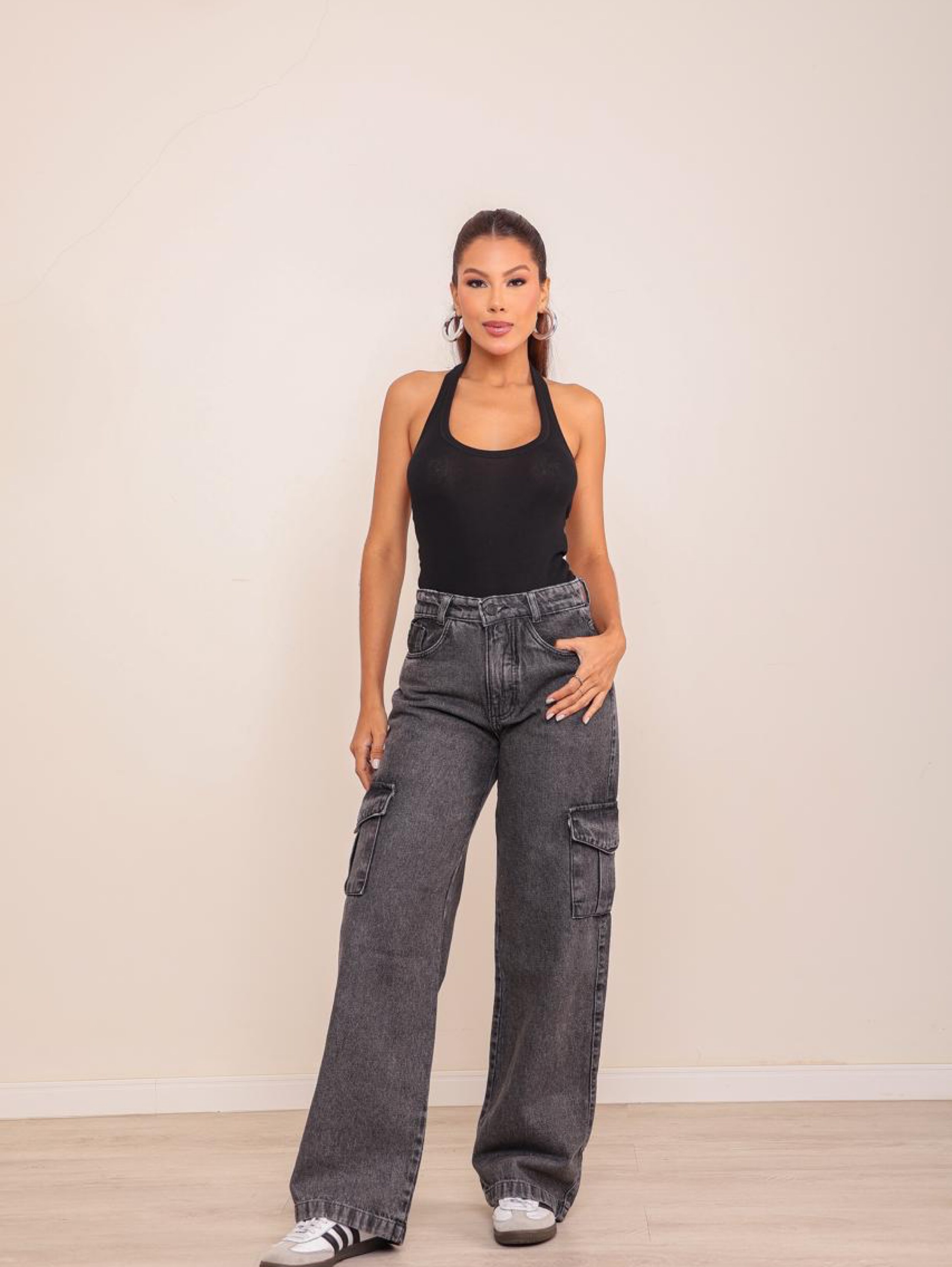 Calça wide leg cargo jeans feminina