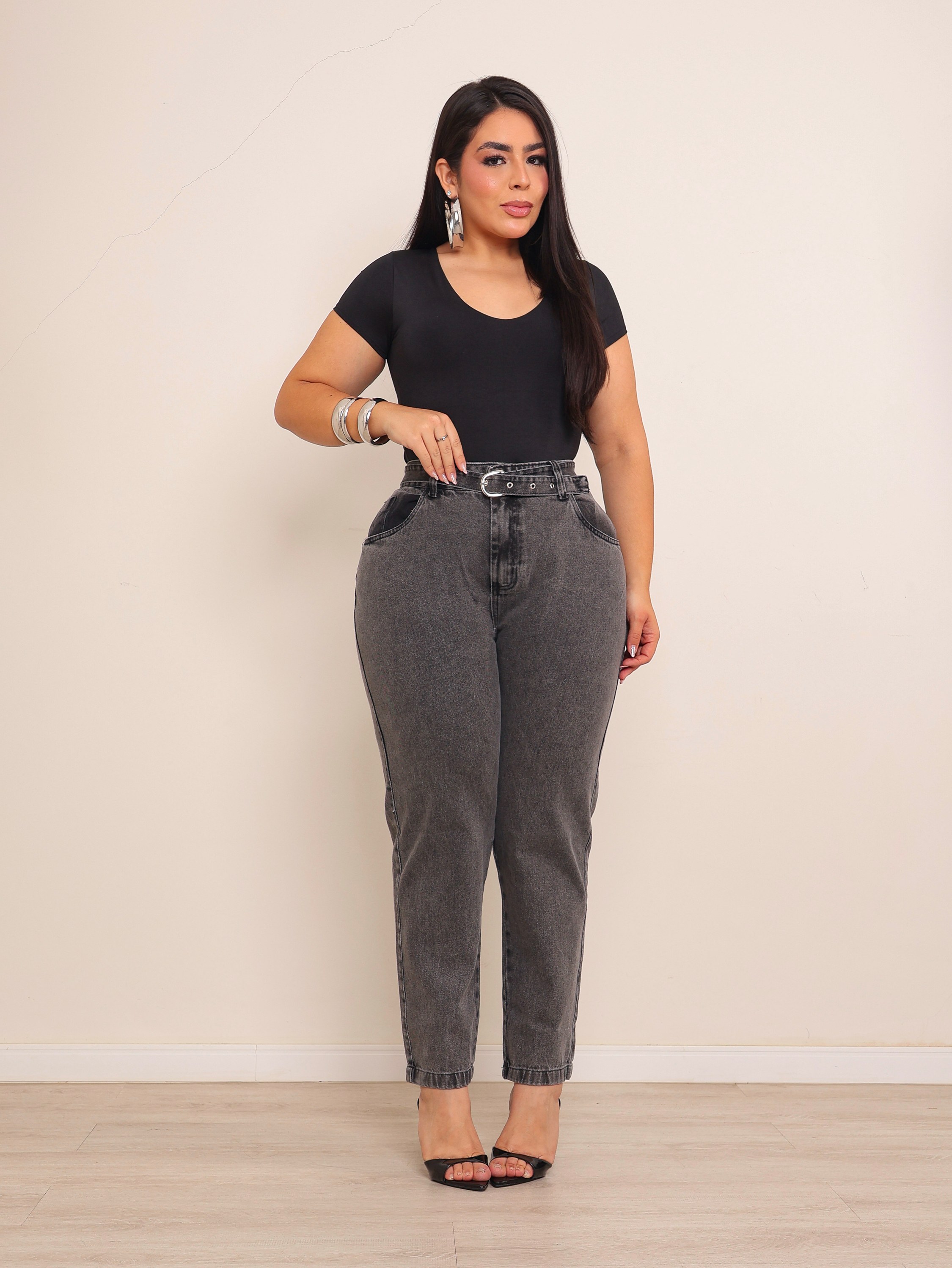 Calça mom jeans feminina com cinto