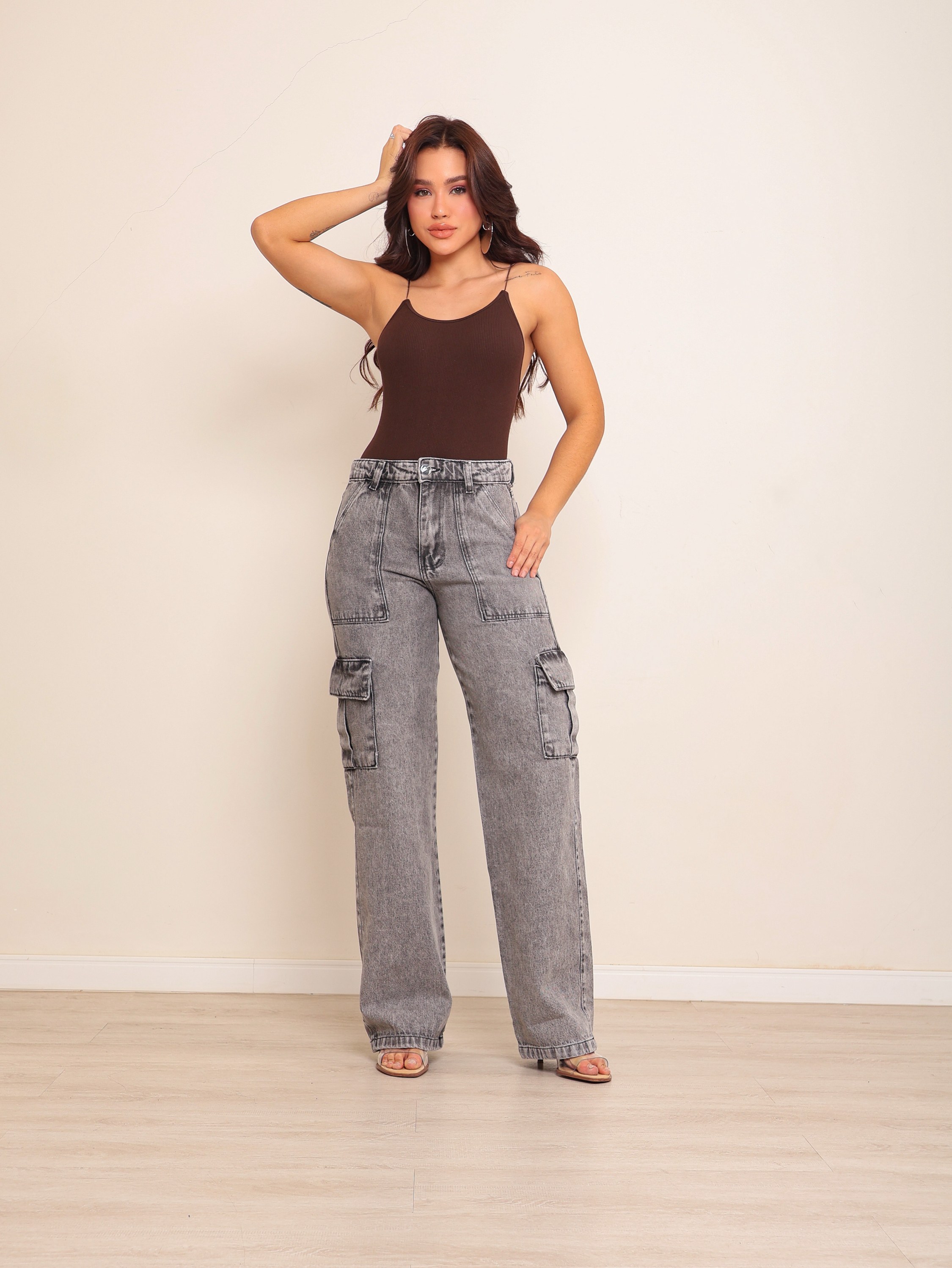 Calça wide leg cargo jeans feminina